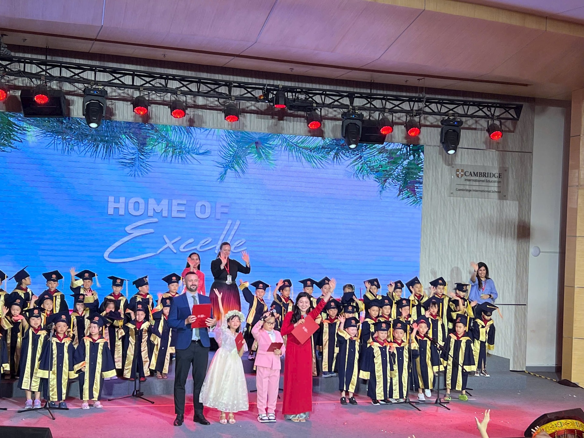 em-lam-kha-tinh-dan-chuong-trinh-song-ngu.jpg