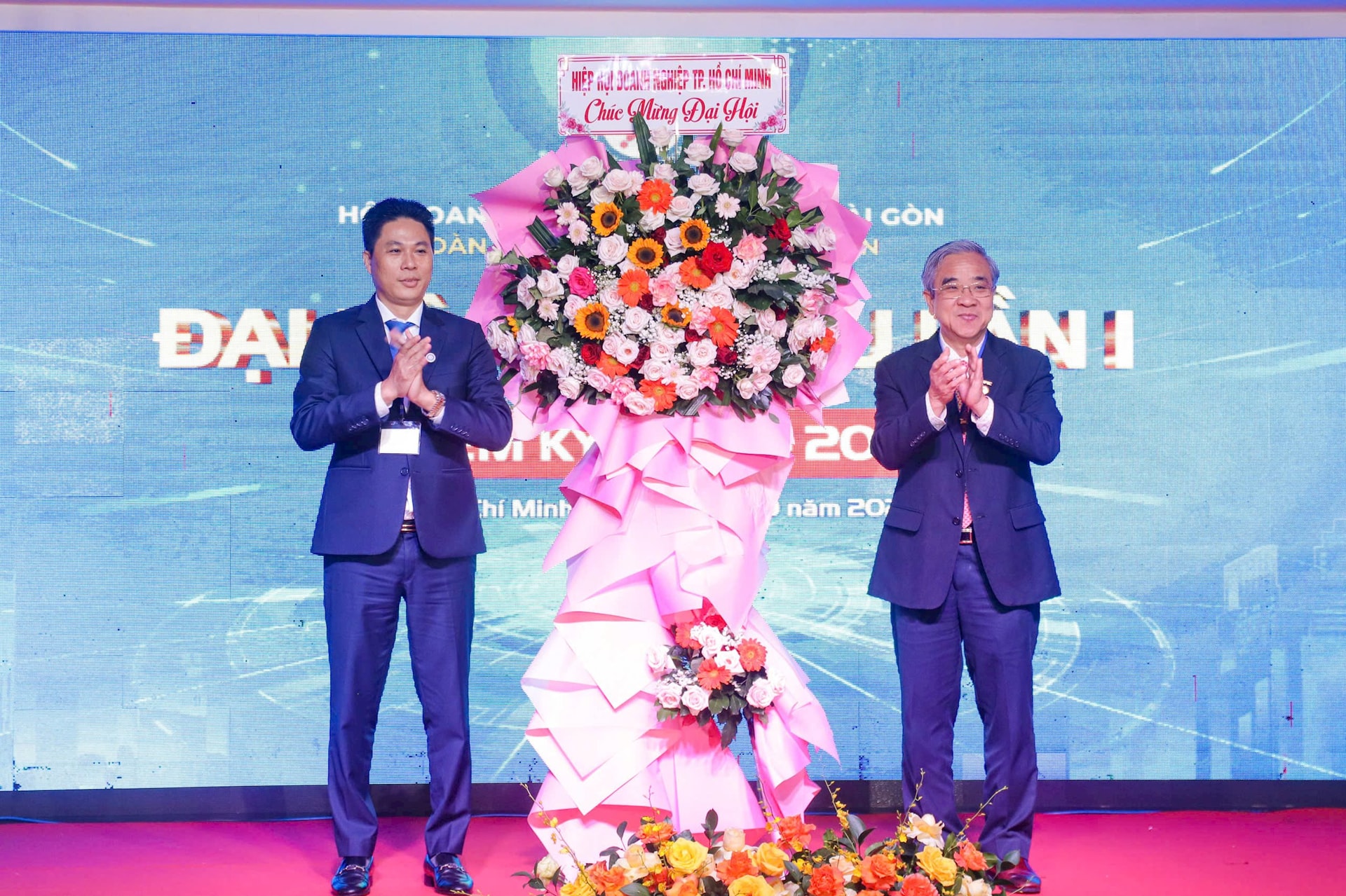 ong-nguyen-ngoc-hoa-tang-hoa.jpg