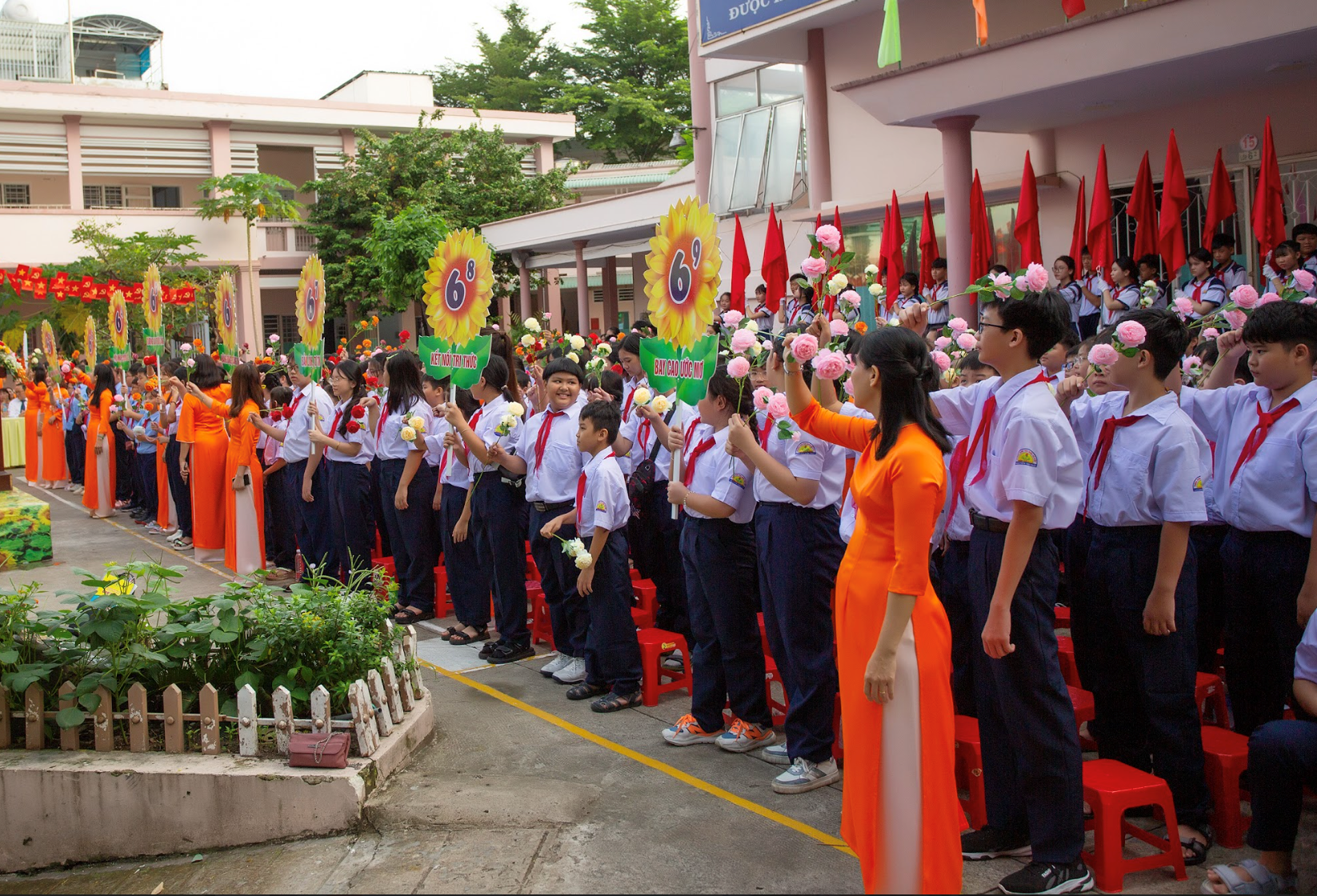 hoc-sinh-khai-giang-nam-hoc-moi.png