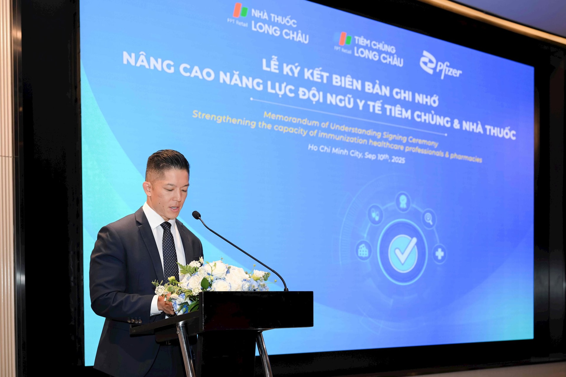 ong-darrell-oh-tong-giam-doc-pfizer-viet-nam-chia-se-tai-buoi-le-2-.jpg