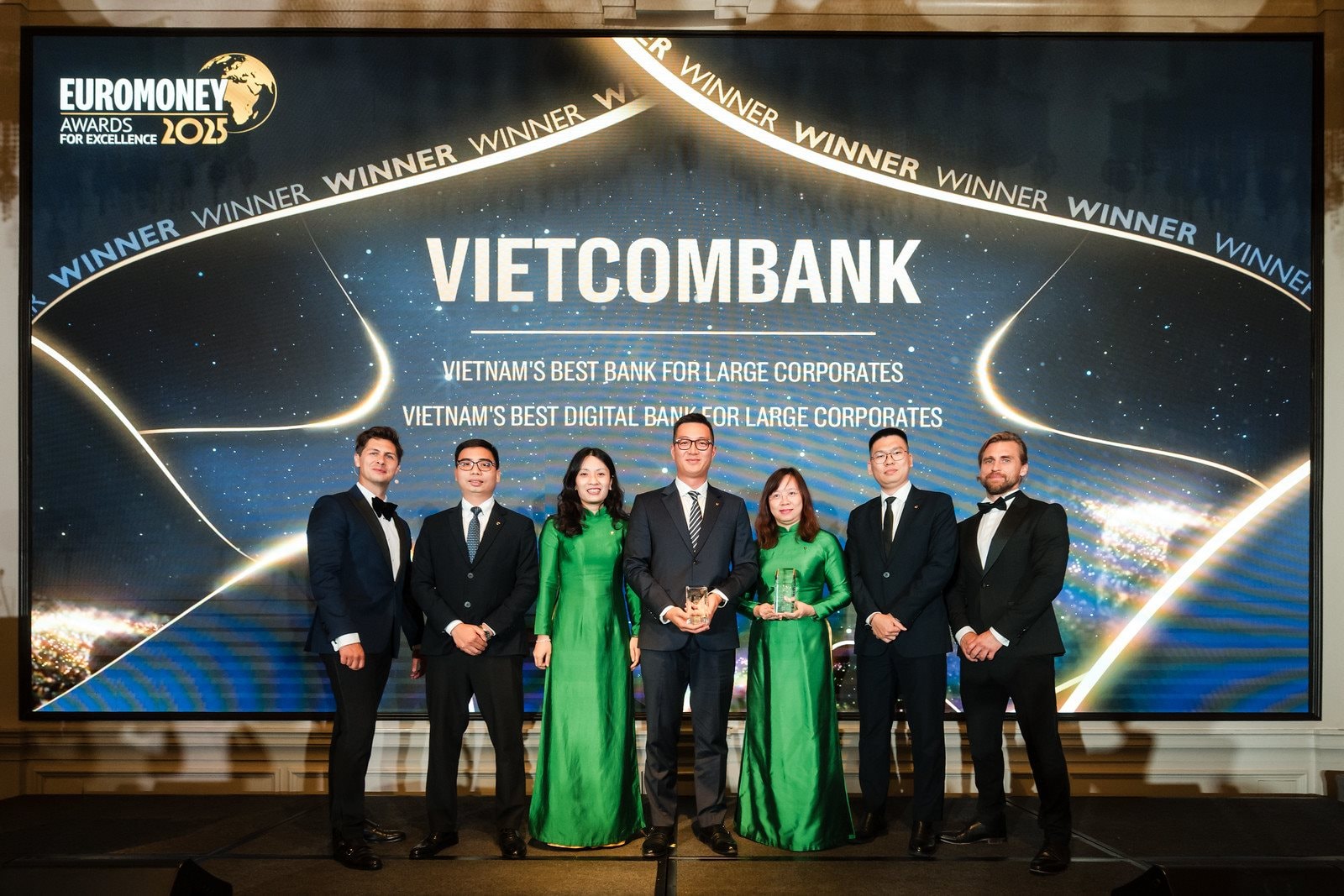 dai-dien-vcb-nhan-giai-euromoney-2025.jpg