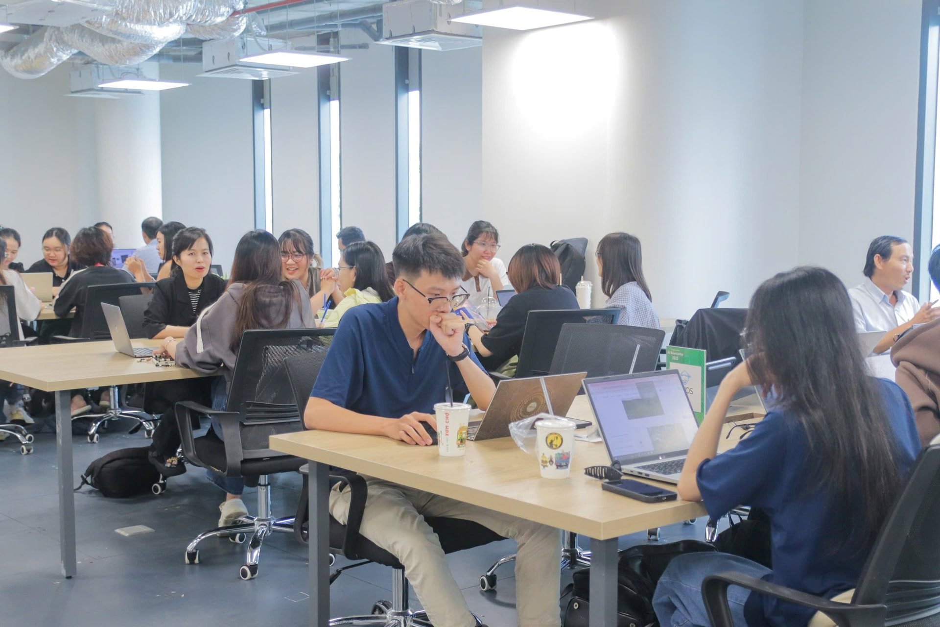 hinh-1-khong-gian-lam-viec-danh-cho-cac-start-up-tai-trung-tam-khoi-nghiep-sang-tao-tp.hcm.jpeg
