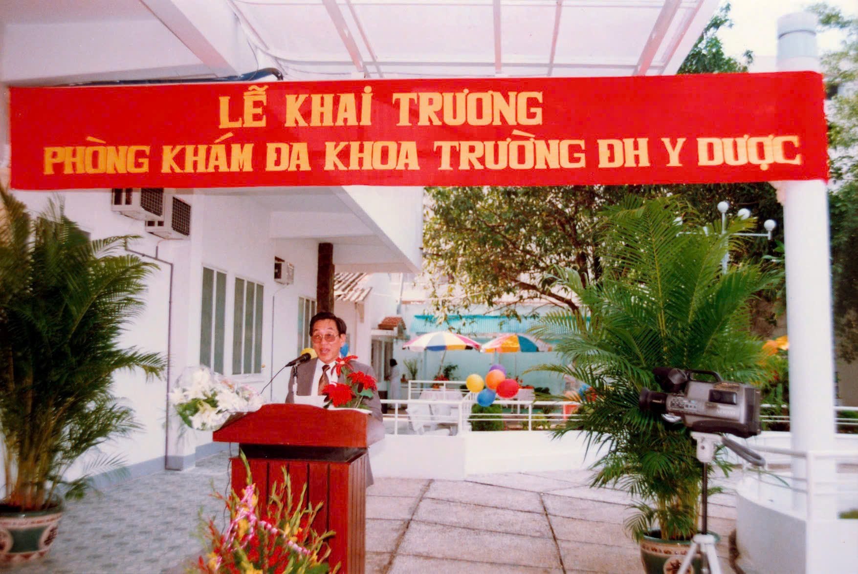 5.-ngnd-gs-ts-bs.-nguyen-dinh-hoi-phat-bieu-trong-le-khai-truong-phong-kham-da-khoa-truong-dai-hoc-y-duoc-thanh-pho-ho-chi-minh-1994-.jpg
