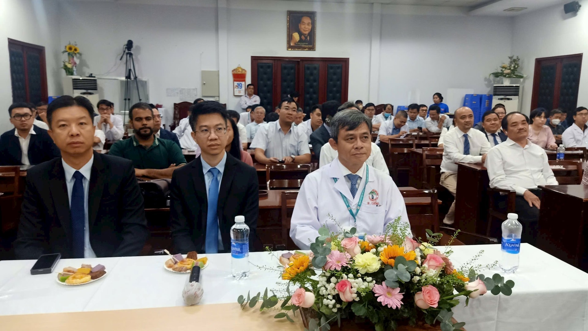 hoi-thao-co-su-tham-gia-cua-cac-khach-moi-den-tu-cac-benh-vien-lon-trong-va-ngoai-nuoc..jpg