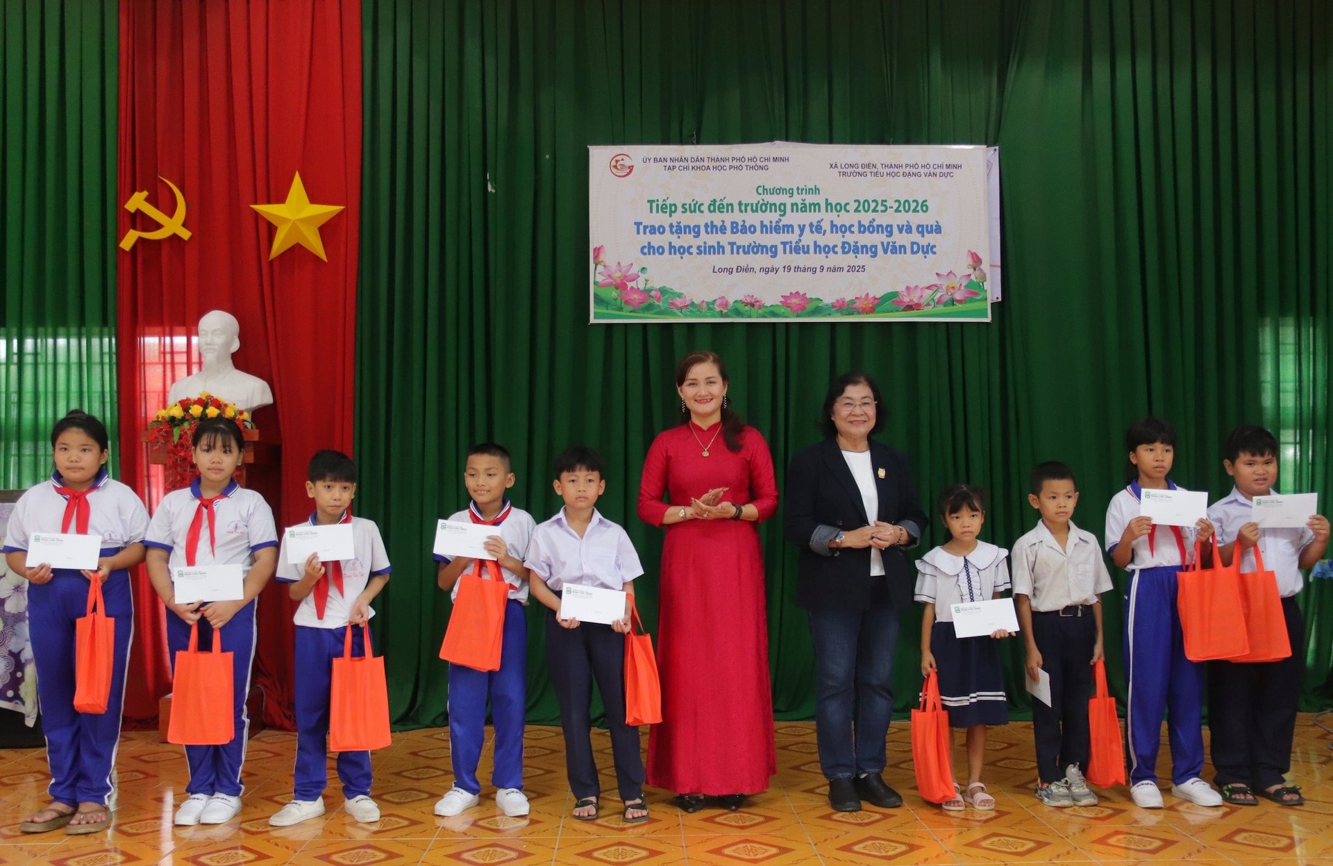 trao-qua-cho-hoc-sinh.jpg