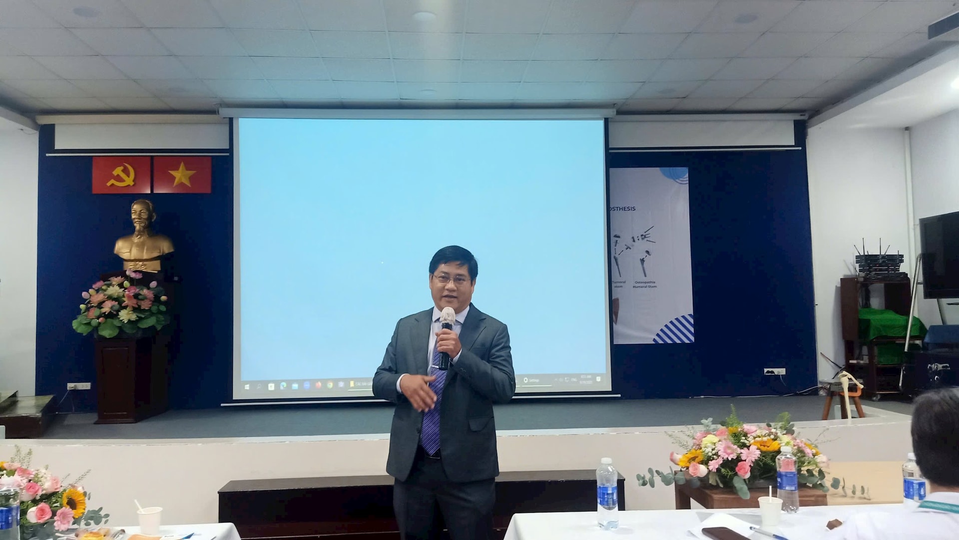 ts.bs-le-van-tho-truong-khoa-benh-hoc-co-xuong-khop-benh-vien-ctch-tphcm-cac-bac-si-luon-co-gang-dieu-tri-bao-ton-cho-benh-nhan-dap-ung-hoa-tri.jpg