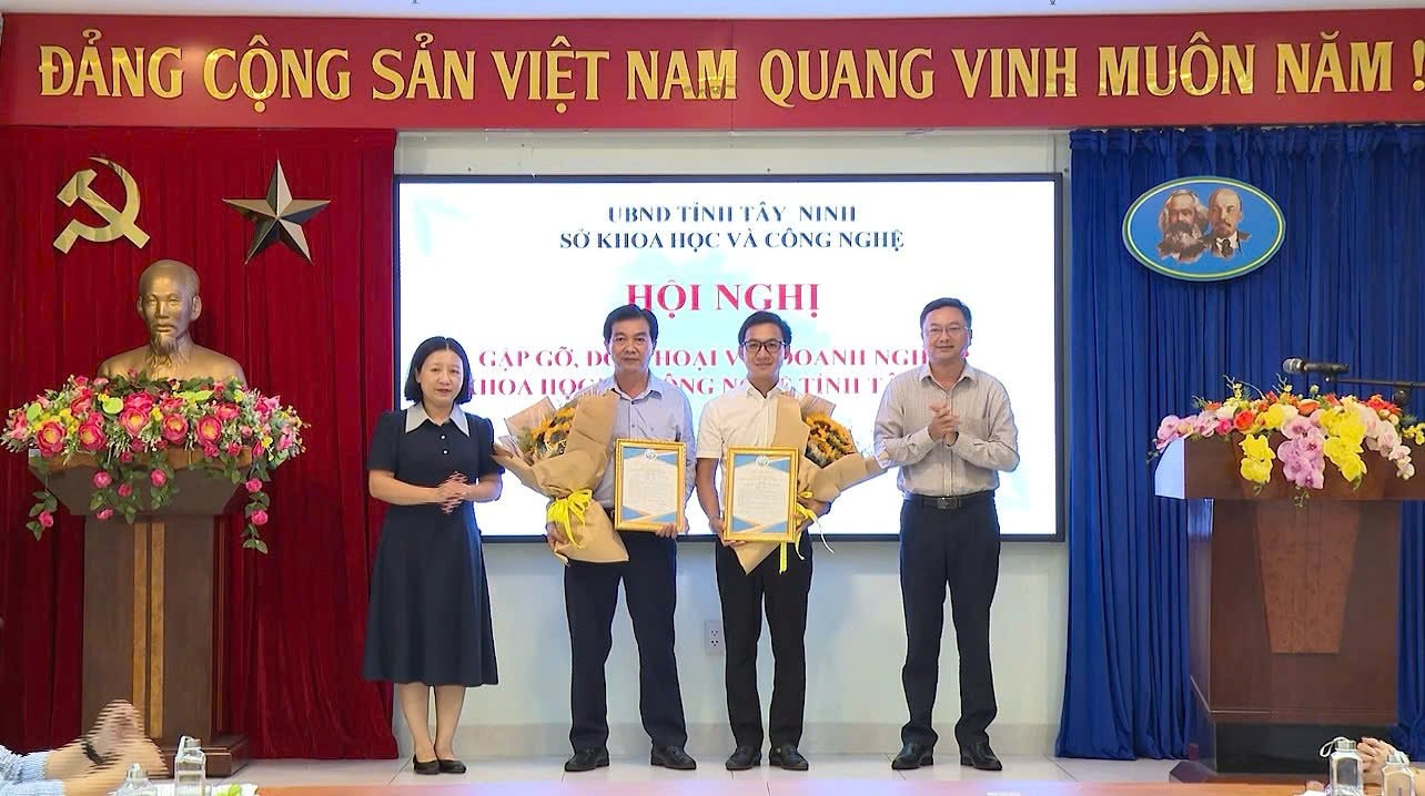 ong-dang-khanh-duy-nhan-chung-nhan-doanh-nghiep-khoa-hoc-cong-nghe.jpg