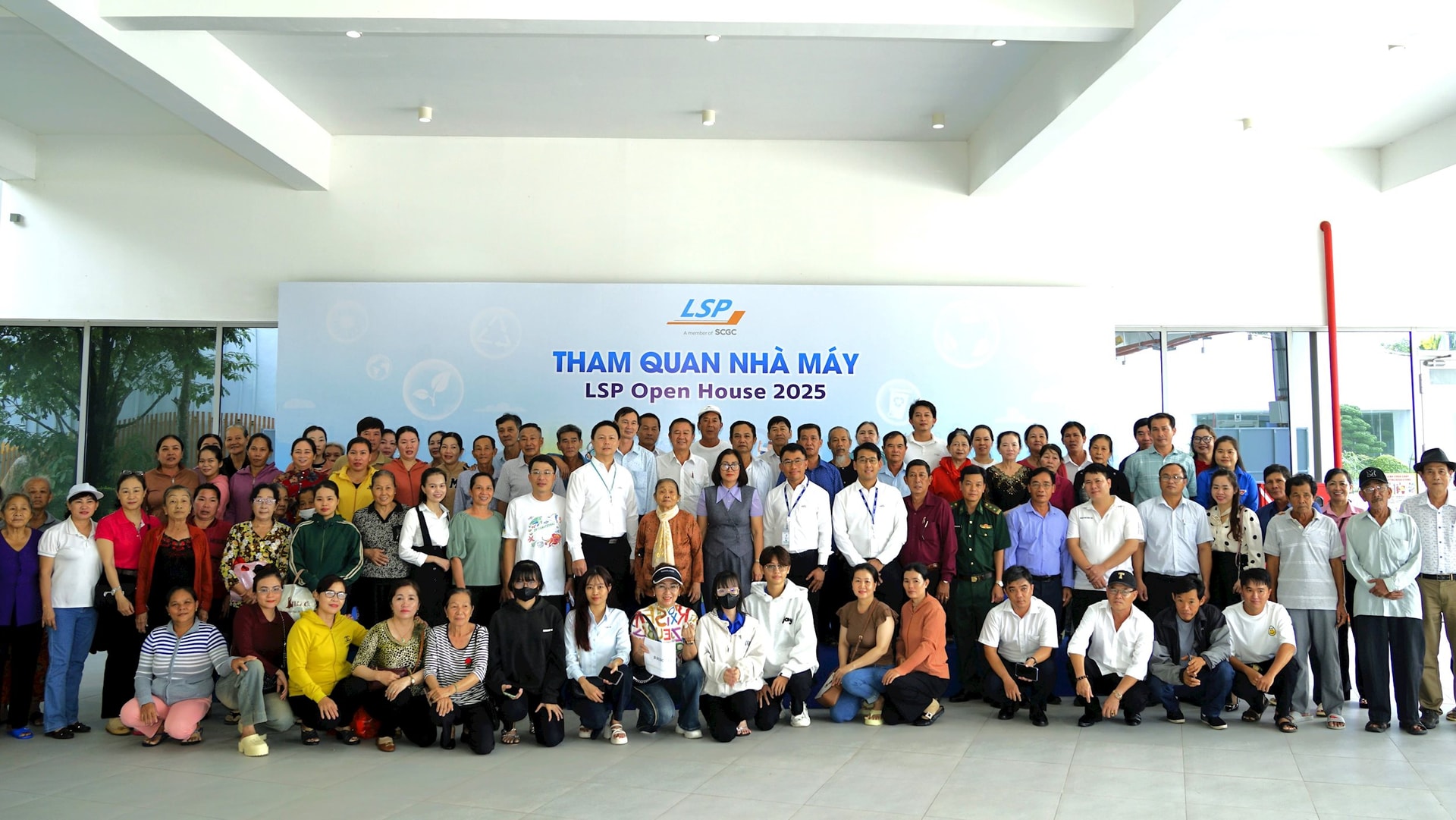 lsp-chao-don-100-cu-dan-dia-phuong-tham-quan-to-hop-hoa-dau..jpeg