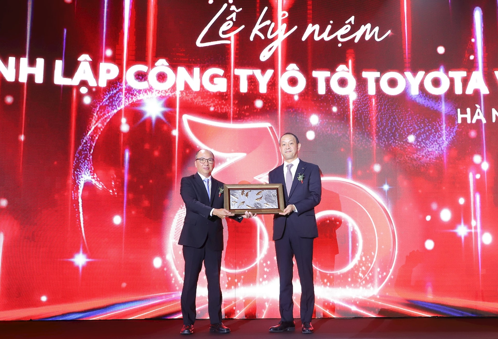 ong-tien-quoc-hao-chu-tich-cong-ty-toyota-chau-a-trao-qua-ky-niem-30-nam-thanh-lap-toyota-viet-nam.jpg