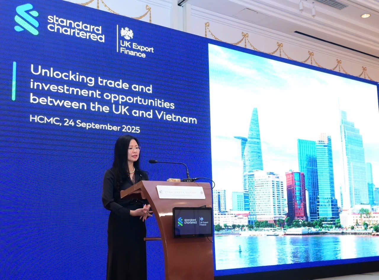 1.ba-nguyen-thuy-hanh-tong-giam-doc-standard-chartered-viet-nam-phat-bieu.jpg