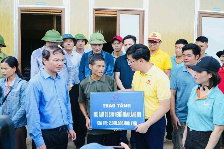anh-2-dai-dien-quy-thien-tam-trao-tang-ho-tro-xay-dung-khu-tam-cu-cho-nguoi-dan-lang-lu-sau-bao-yagi-1759295175047293325884.jpg