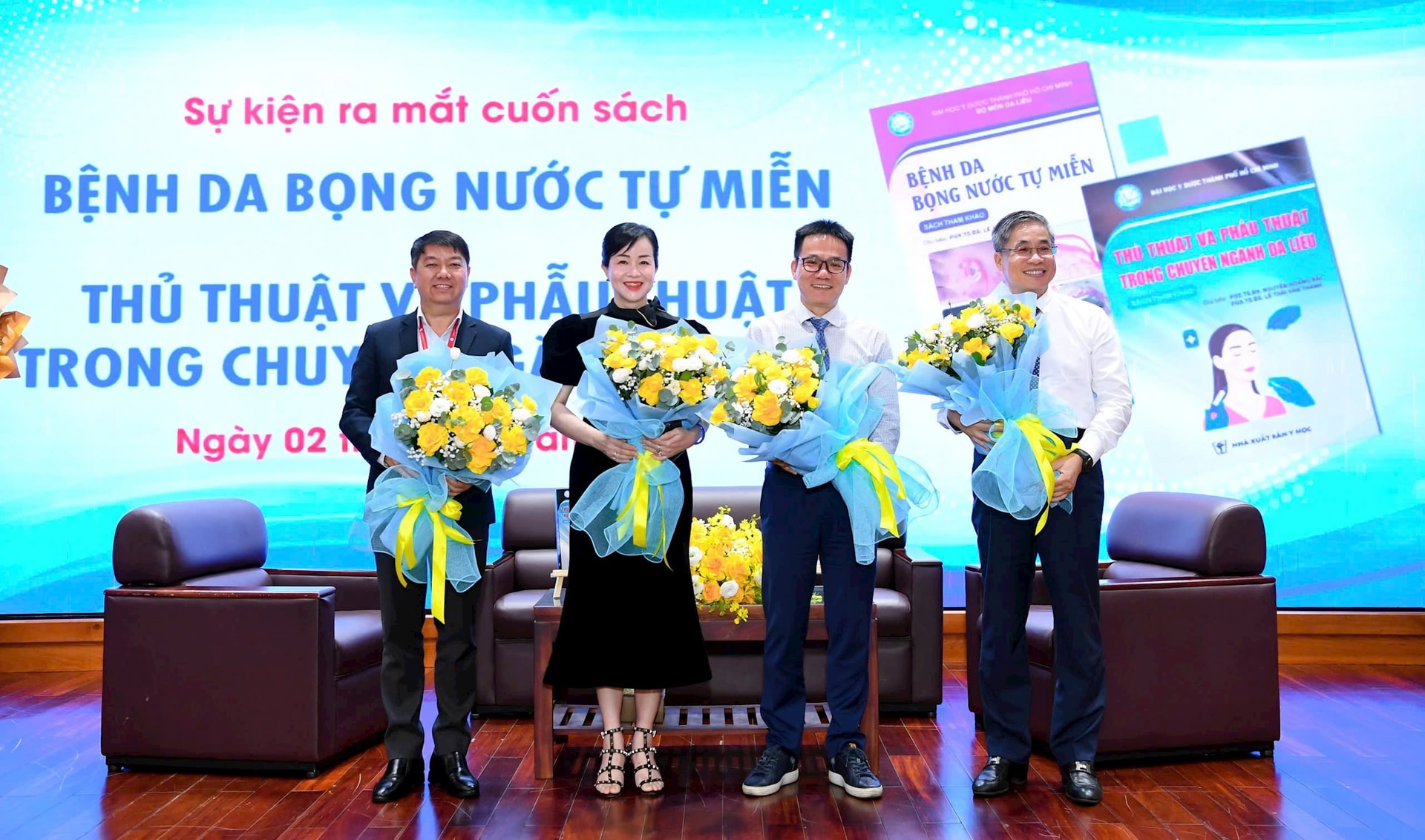 ban-to-chuc-tang-hoa-cho-cac-tac-gia-bien-soan-hai-an-pham.jpg