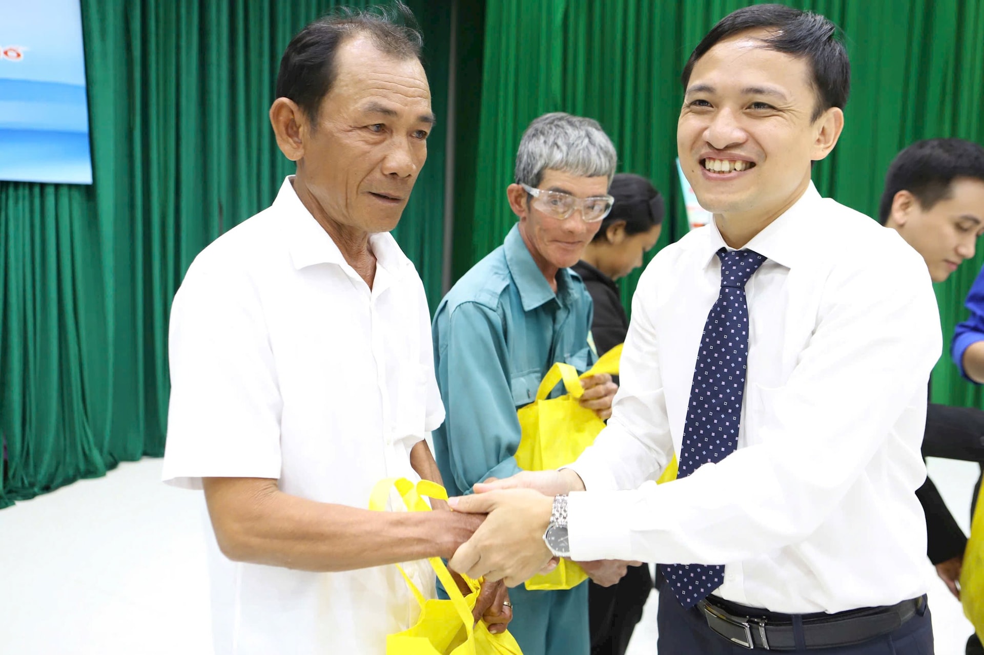 bac-si-trao-qang-qua.jpg