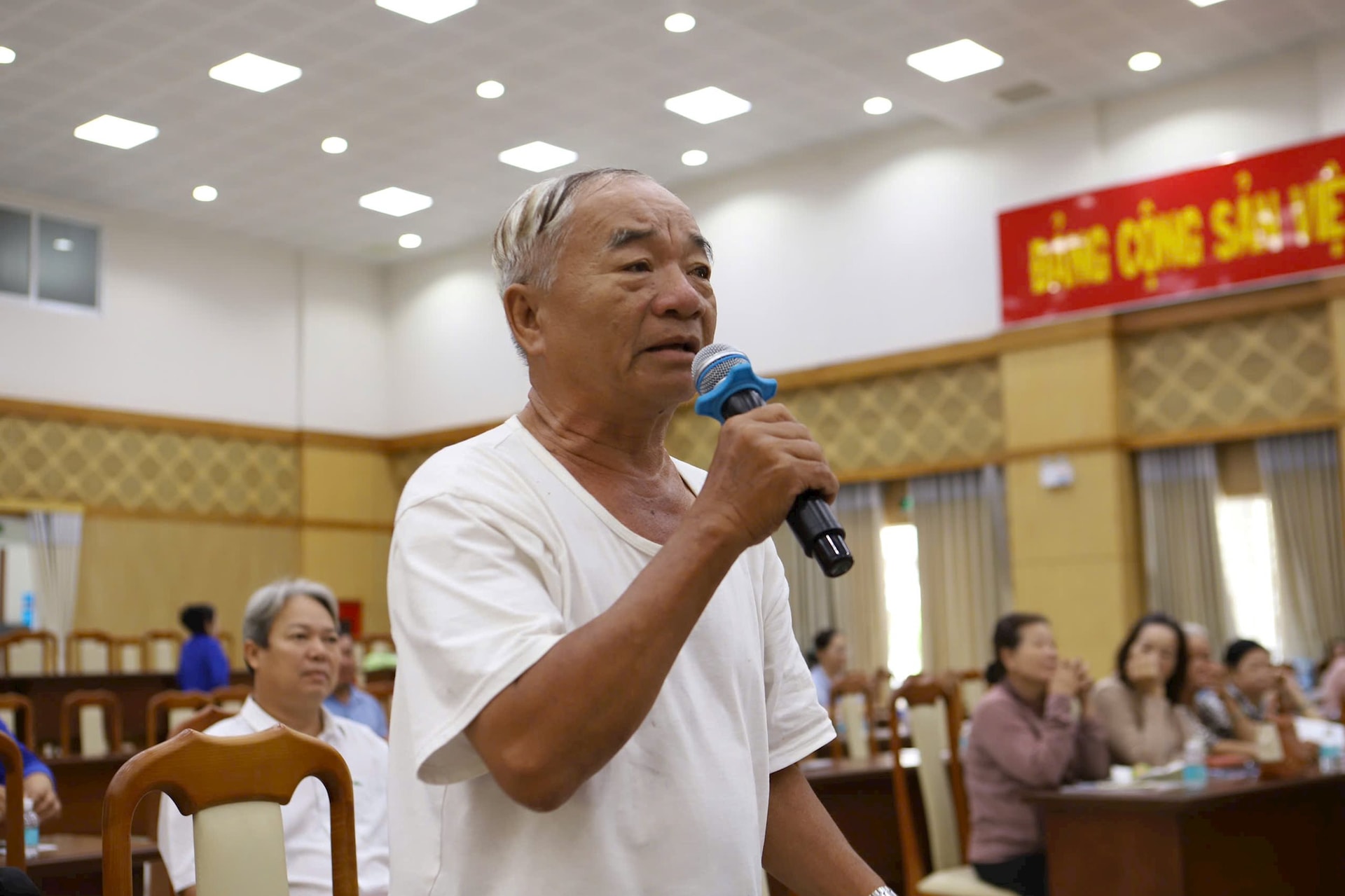 nguoi-dan-dat-cau-hoi.jpg