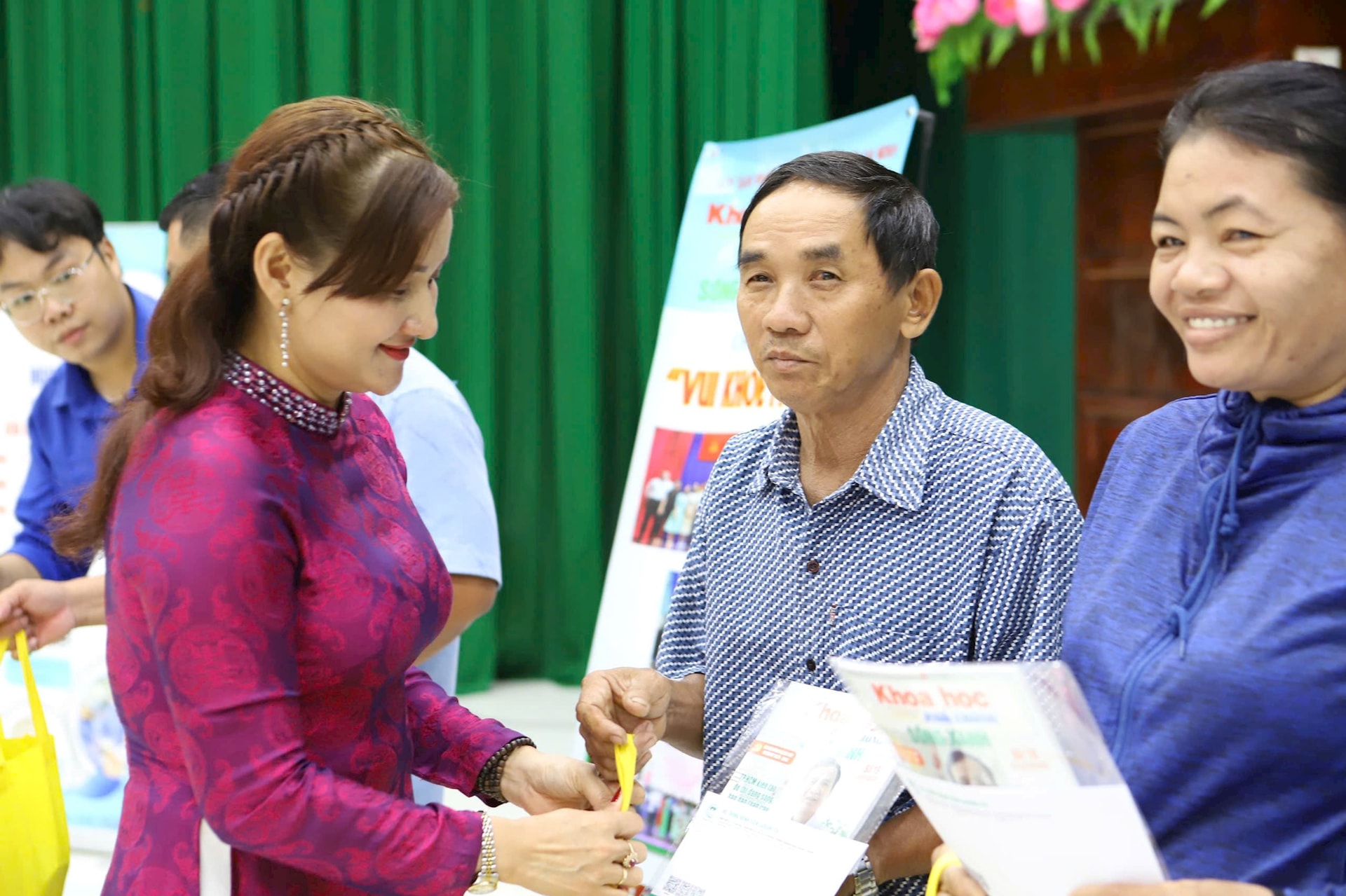 nha-bao-bui-huong-trao-qua.jpg