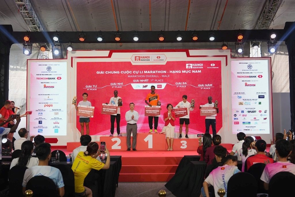 ba-le-thi-hoang-yen-pho-cuc-truong-cuc-the-duc-the-thao-va-ong-pham-xuan-tai-pho-giam-doc-so-van-hoa-va-the-thao-tp.-ha-noi-trao-giai-cho-cac-vdv-xuat-sac-duong-dua-marathon-nam-.jpeg