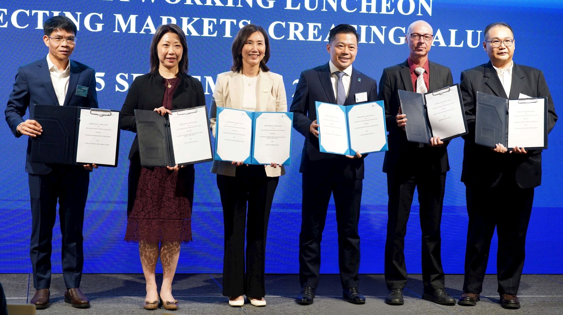 ngan-hang-standard-chartered-ky-bon-bien-ban-ghi-nho-tai-viet-nam.jpg