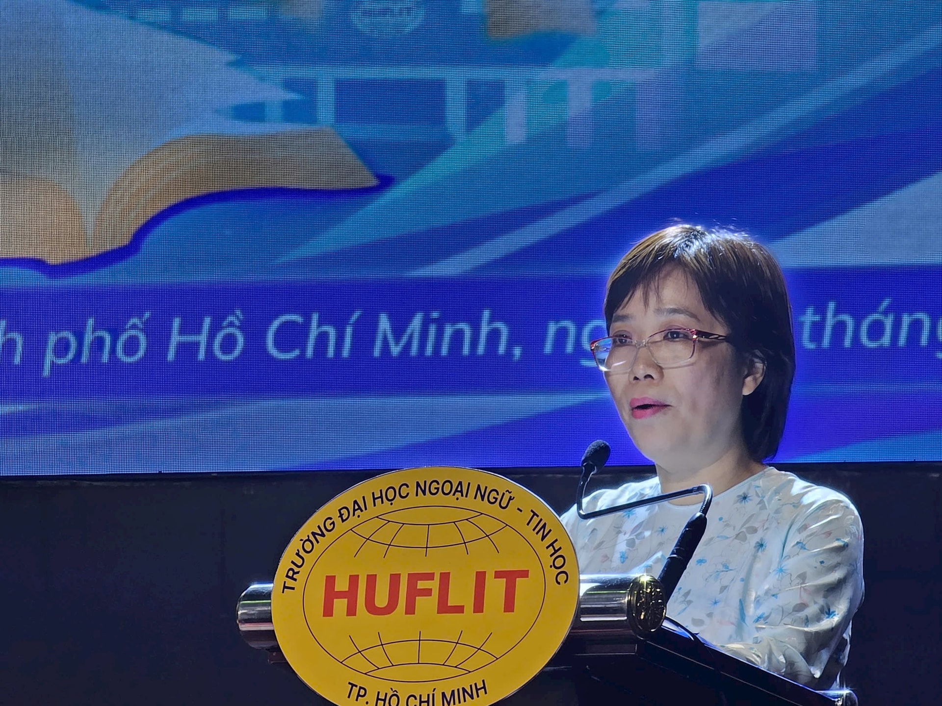 huflit-co-mien-phat-bieu-1.jpg