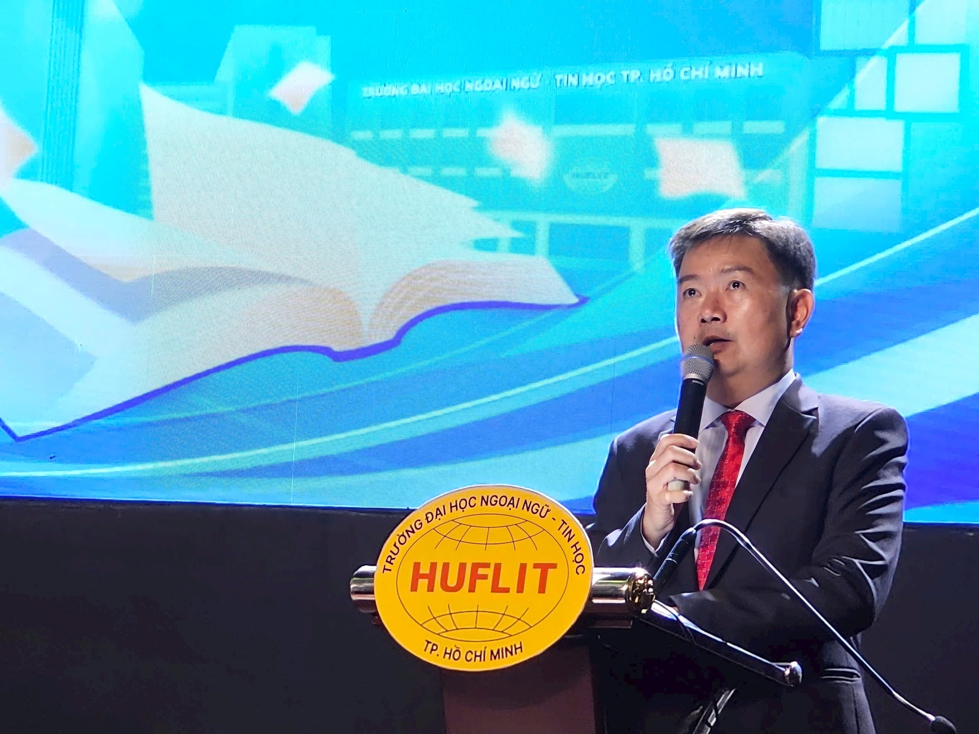 huflit-ht-phat-bieu.jpg