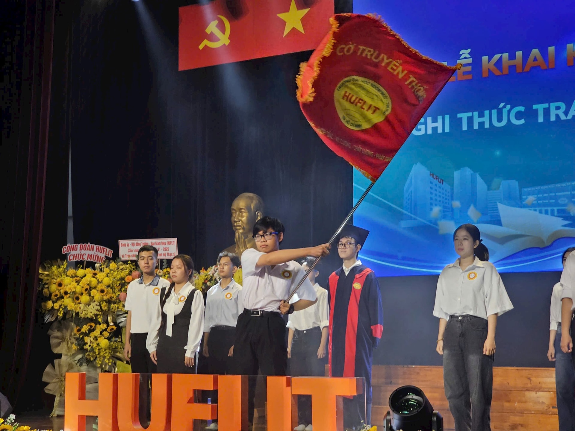 huflit-sv.jpg