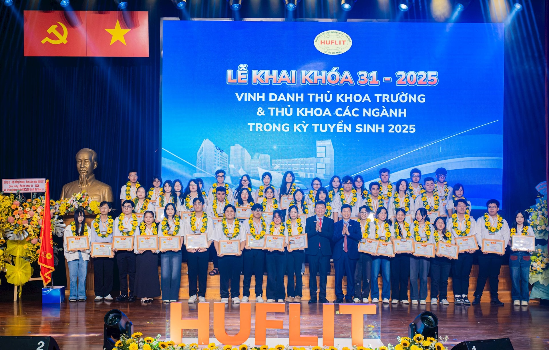 huflit-vinh-danh-thu-khoa.jpg