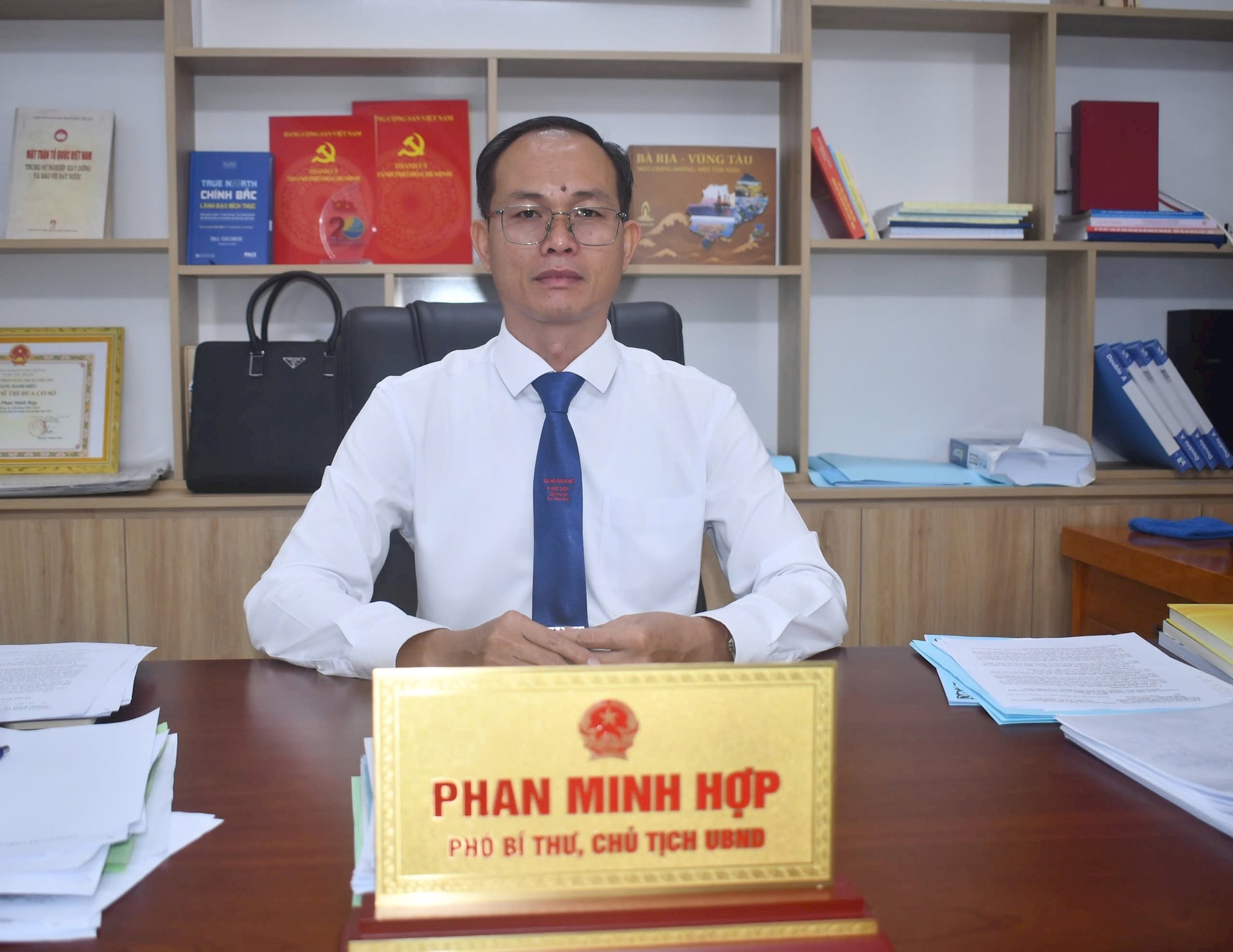 ong-phan-minh-hop-pho-bi-thu-dang-uy-chu-tich-ubnd-xa-chau-pha-tp.hcm.jpg