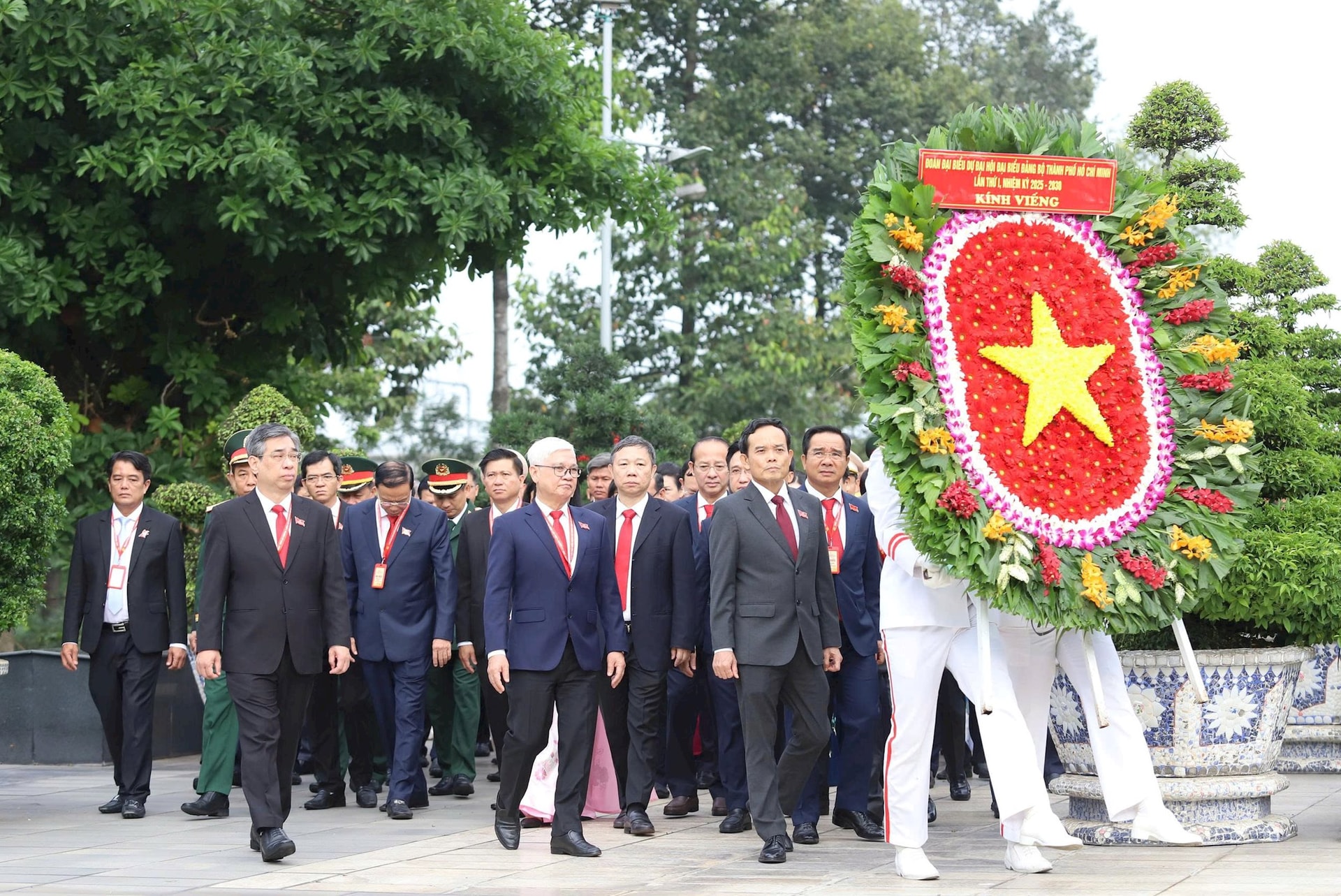 dang-huong-tai-nghia-trang-liet-si-1.jpg