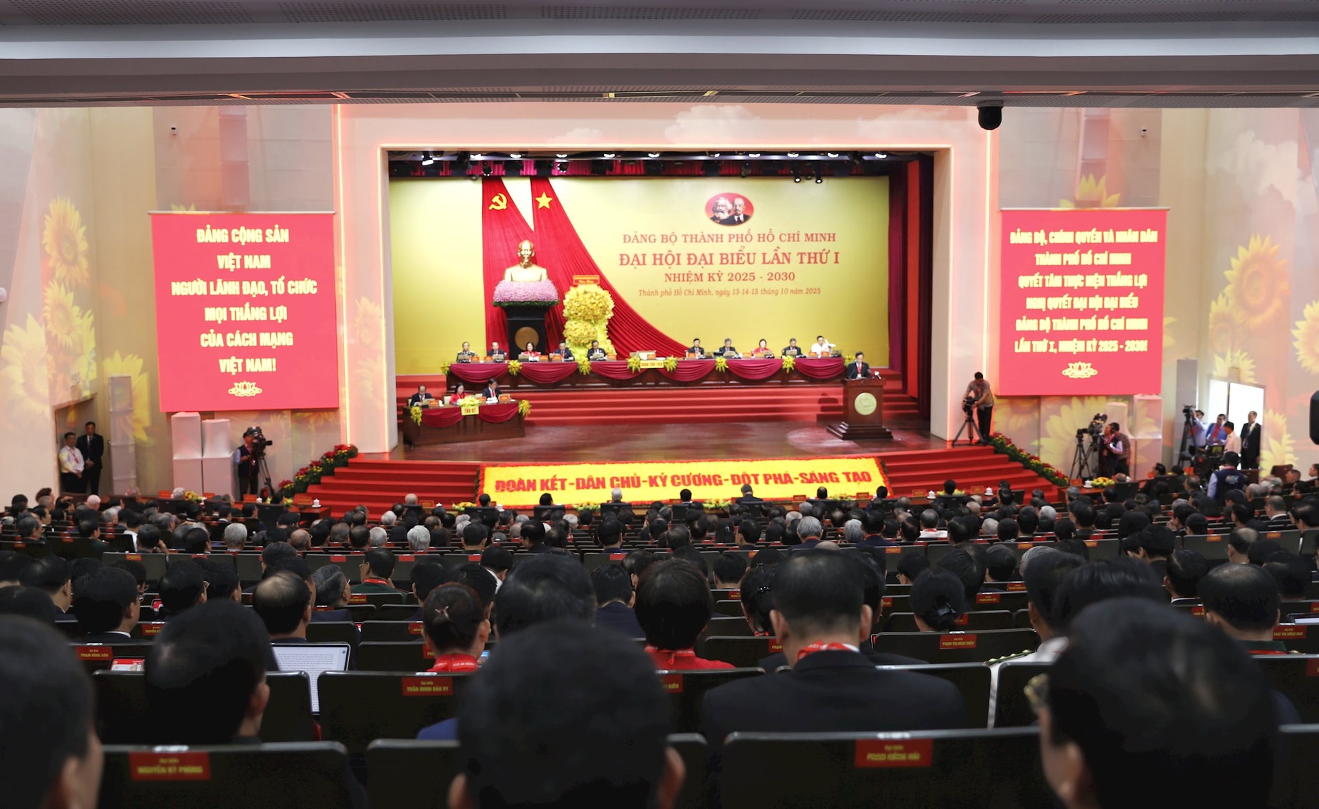 quang-canh-dai-hoi.jpg