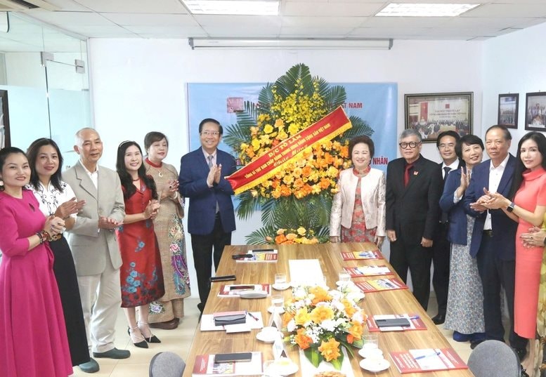 tong-bi-thu-to-lam-tang-hoa-chuc-mung-hoi-doanh-nhan-tu-nhan-viet-nam-1.jpg