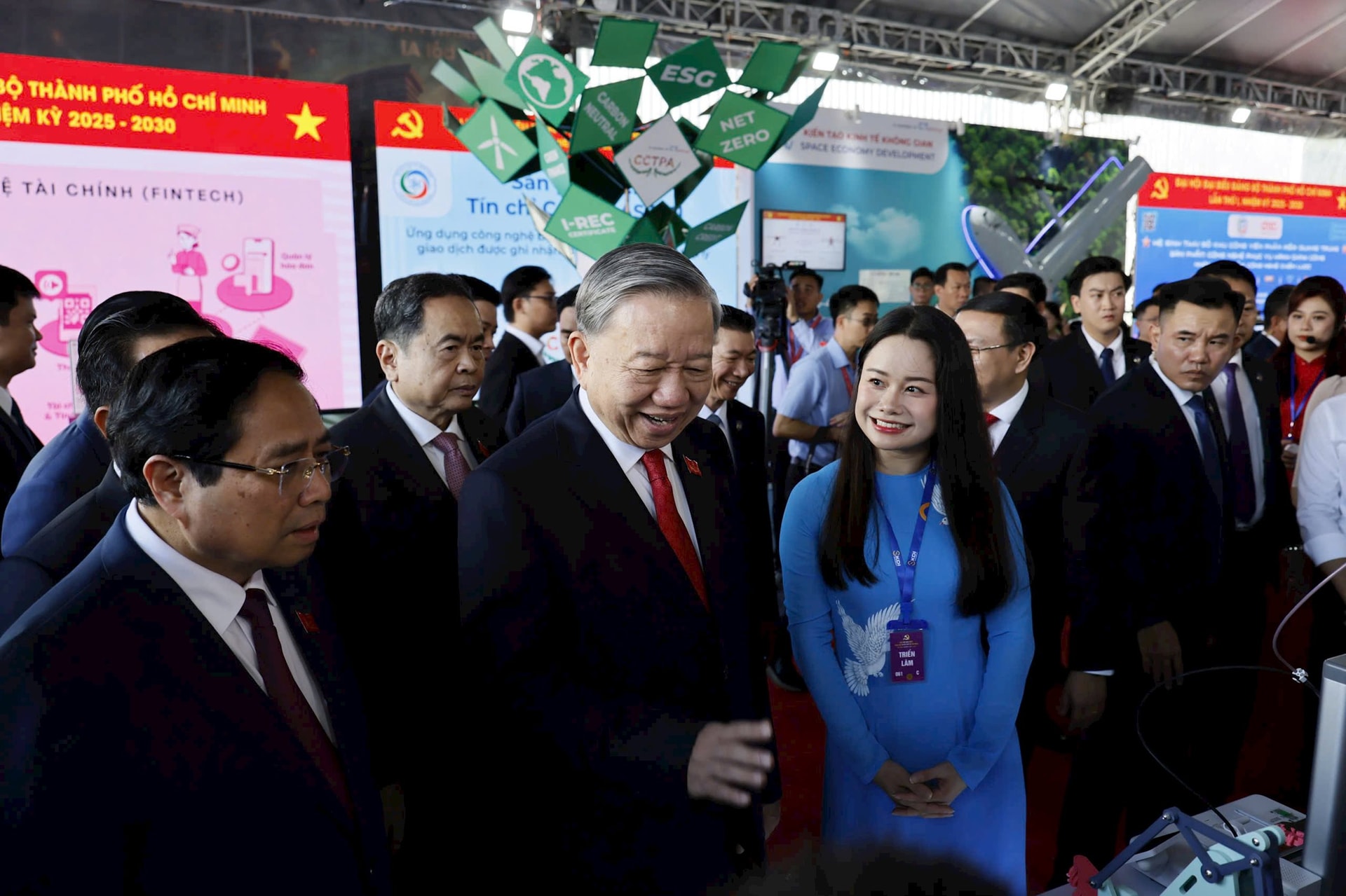 tham-quan-trien-lam-1.jpg