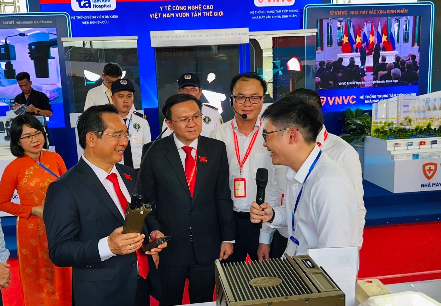 tham-quan-trien-lam-5.jpg
