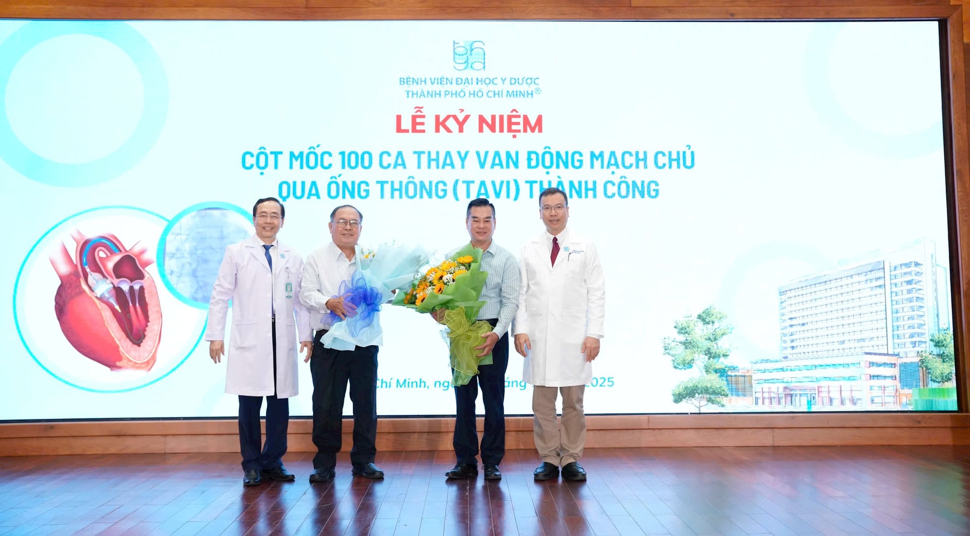 gs-ts-bs.-truong-quang-binh-va-pgs-ts-bs.-nguyen-hoang-dinh-chuc-mung-su-hoi-phuc-cua-hai-nguoi-benh.jpg
