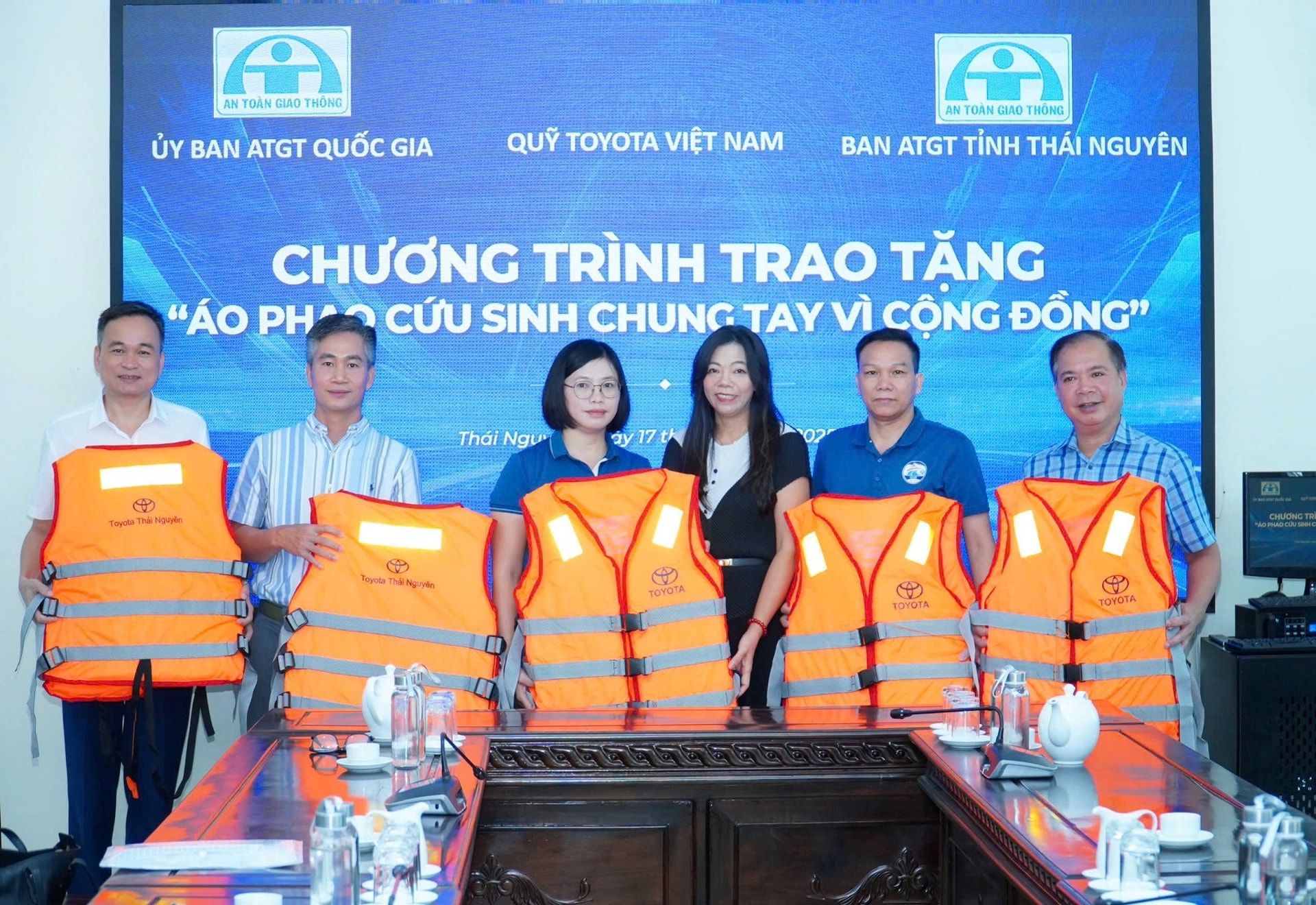 quy-toyota-thuc-hien-chuong-trinh-trao-tang-ao-phao-cuu-sinh-nam-2025-1.jpg