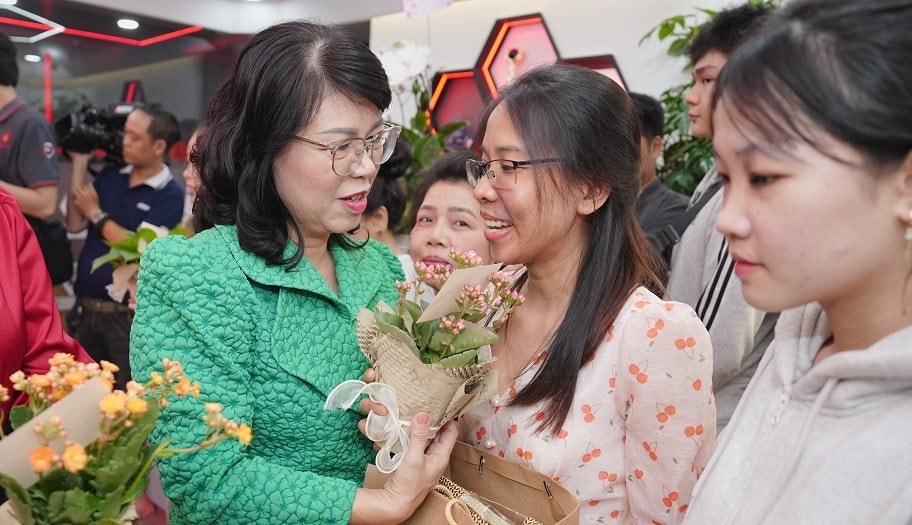ba-truong-le-my-ngoc-bi-thu-dang-uy-chu-tich-hdnd-phuong-tan-son-hoa-tp.hcm-tang-hoa-va-gui-loi-chuc-den-cac-nu-benh-nhan-trong-chuong-trinh-xoa-bot-ve-tuong-lai-..jpg