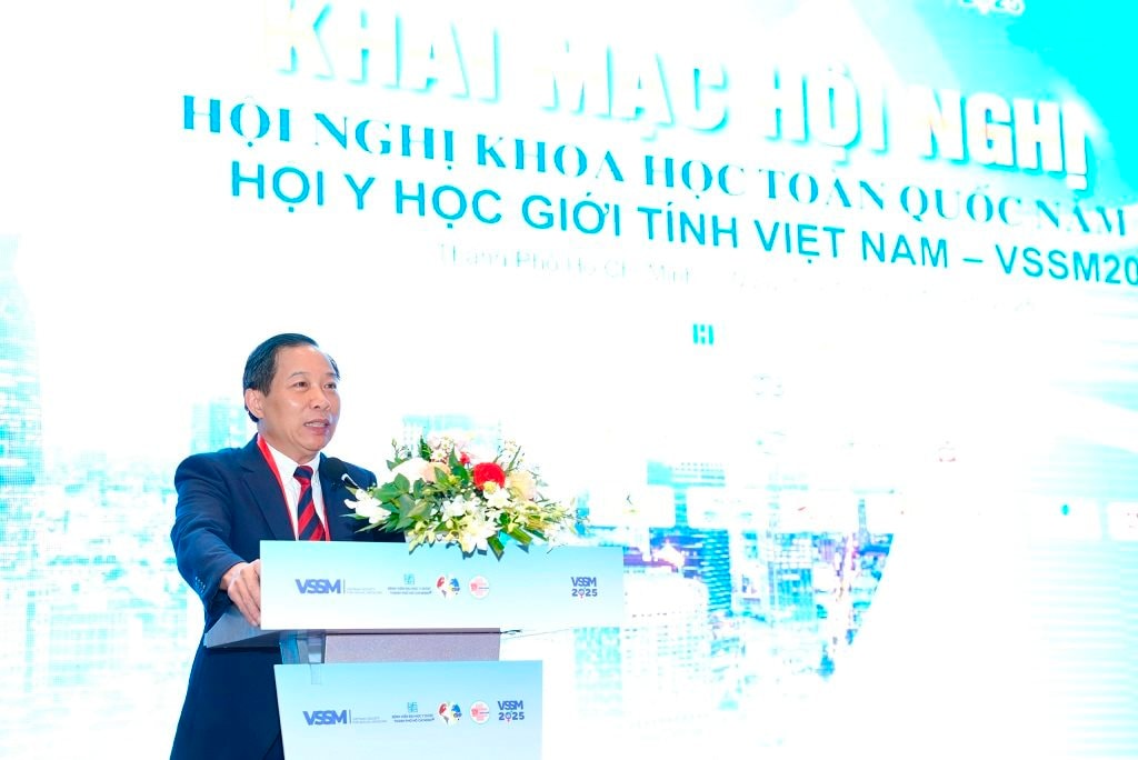 pgs-ts.-nguyen-quang-chu-tich-hoi-y-hoc-gioi-tinh-viet-nam-phat-bieu-khai-mac-hoi-nghi-.jpg
