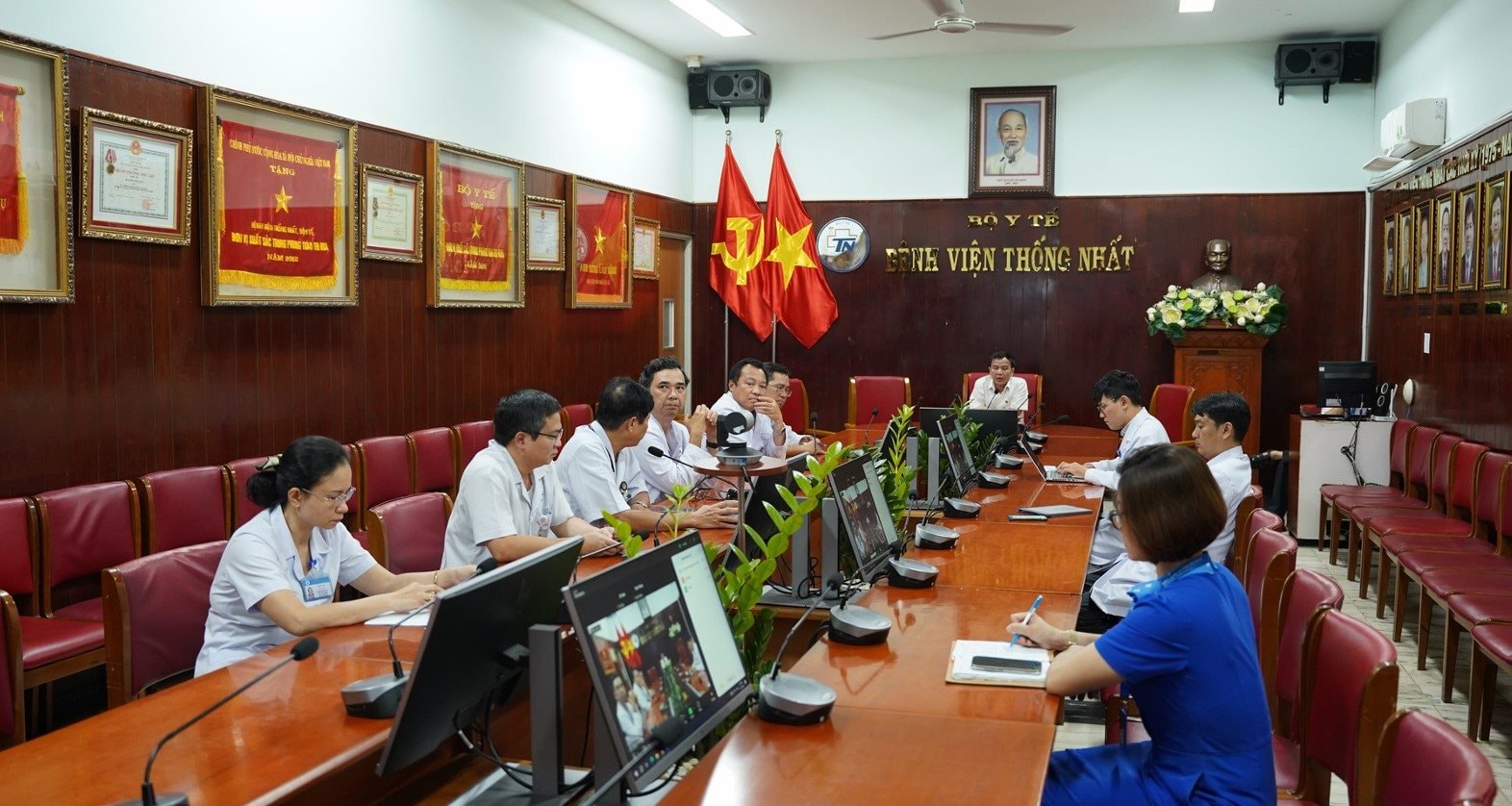 hoi-dong-xet-duyet-hien-ghep-mo-tang.jpg