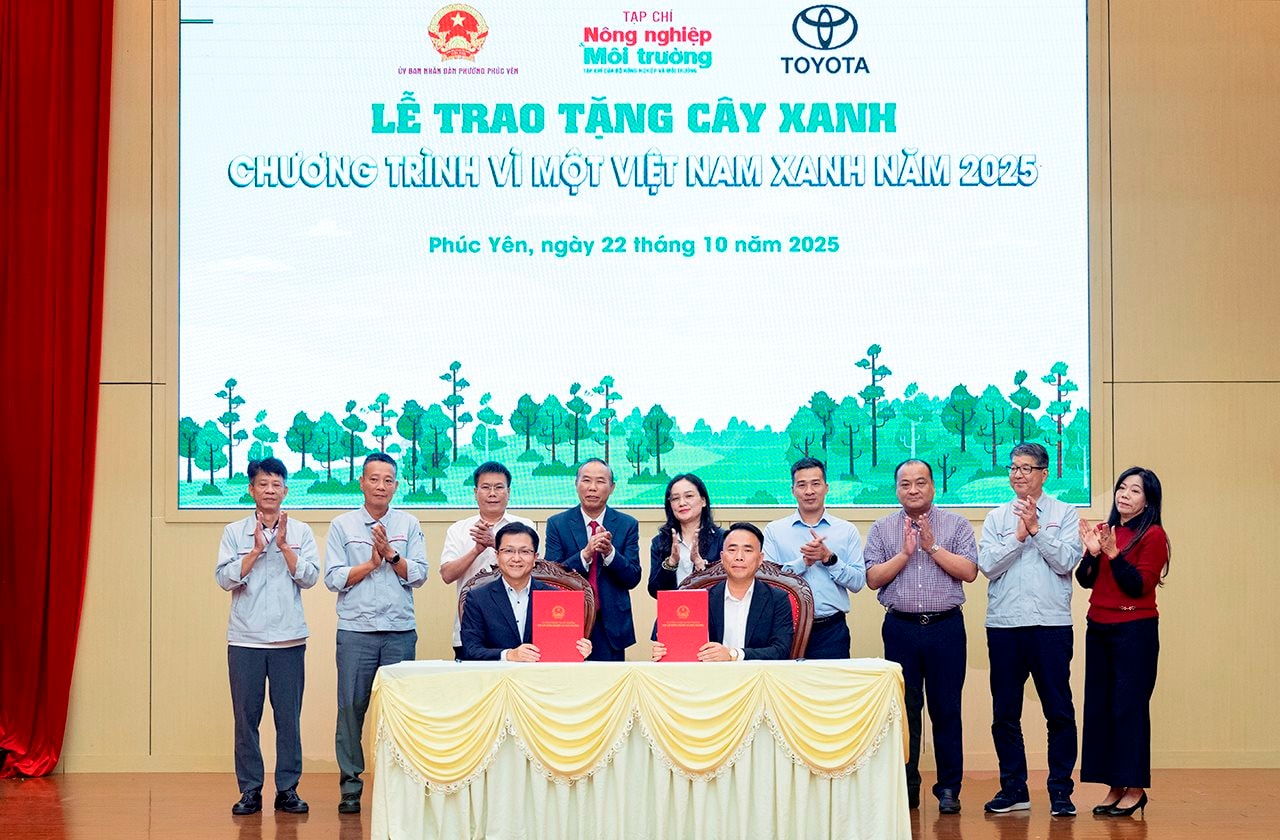 toyota-viet-nam-va-tap-chi-nnmt-ky-bien-ban-ghi-nho-ve-hop-tac-trien-khai-cac-hoat-dong-bao-ve-moi-truong.jpg