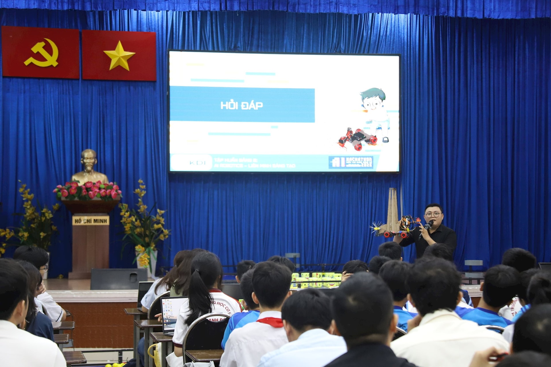 giao-vien-huong-dan.jpg