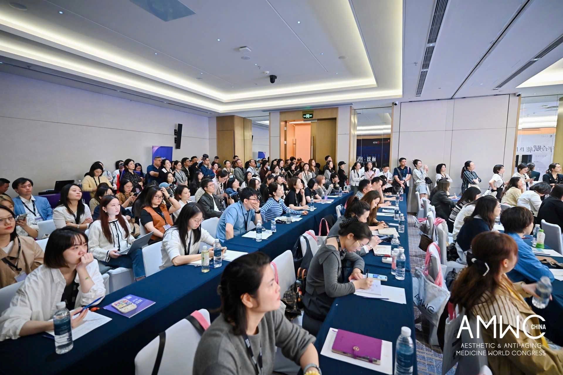 bac-si-dang-thanh-dung-trinh-bay-nghien-cuu-ve-ung-dung-dich-nuoi-cay-te-bao-goc-trong-dieu-tri-seo-mun-tai-hoi-nghi-amwc-china-2025-dien-dan-quy-tu-hon-180-chuyen-gia-y-hoc-tham-my-toan-cau..jpg