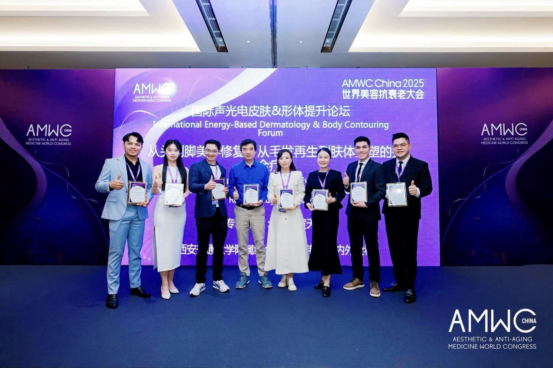 ban-to-chuc-amwc-china-2025-trao-thu-tri-an-cho-bac-si-dang-thanh-dung-nham-ghi-nhan-nhung-dong-gop-chuyen-mon-va-bao-cao-khoa-hoc-ve-ung-dung-cong-nghe-te-bao-goc-trong-dieu-tri-seo-mun..jpg