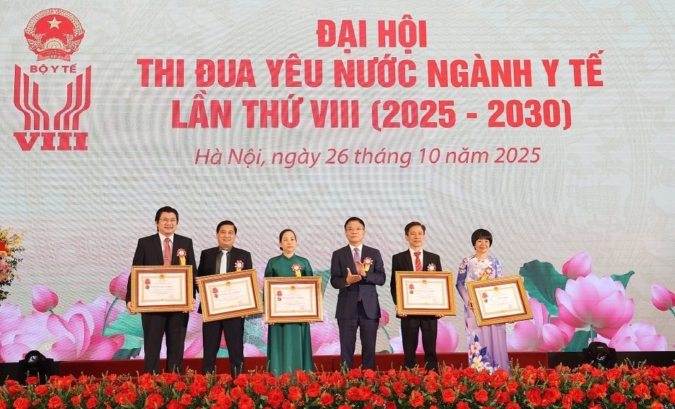 khoa-kham-benh-va-co-so-2-benh-vien-dai-hoc-y-duoc-tp.-ho-chi-minh-vinh-du-duoc-chu-tich-nuoc-trao-tang-huan-chuong-lao-dong-hang-iii.jpg