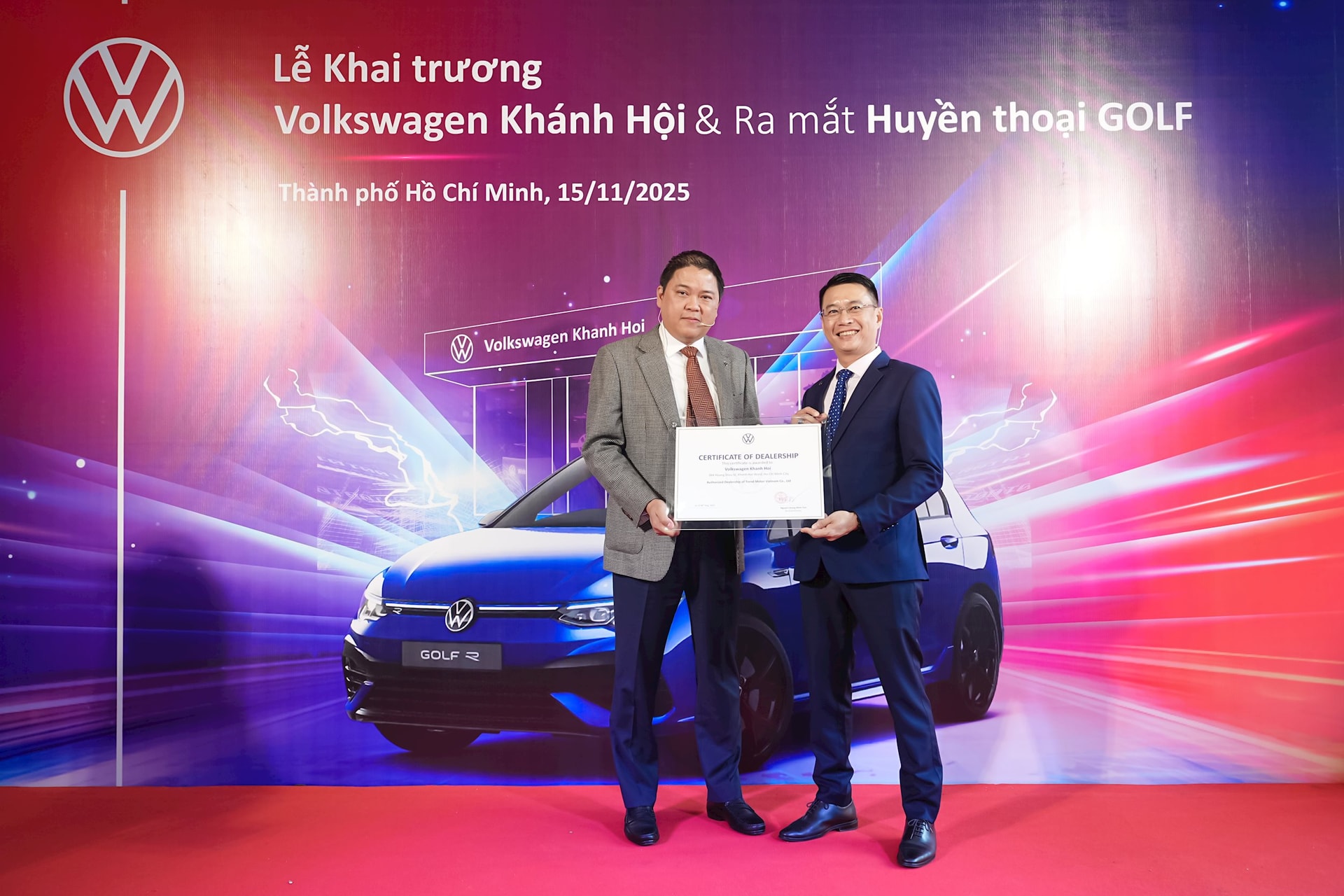 3-ong-nguyen-hoang-minh-tien-tong-giam-doc-volkswagen-viet-nam-trai-trao-chung-nhan-dai-ly-cho-ong-tran-ngoc-lam-giam-doc-kinh-doanh-volkswagen-khanh-hoi-phai-.jpg
