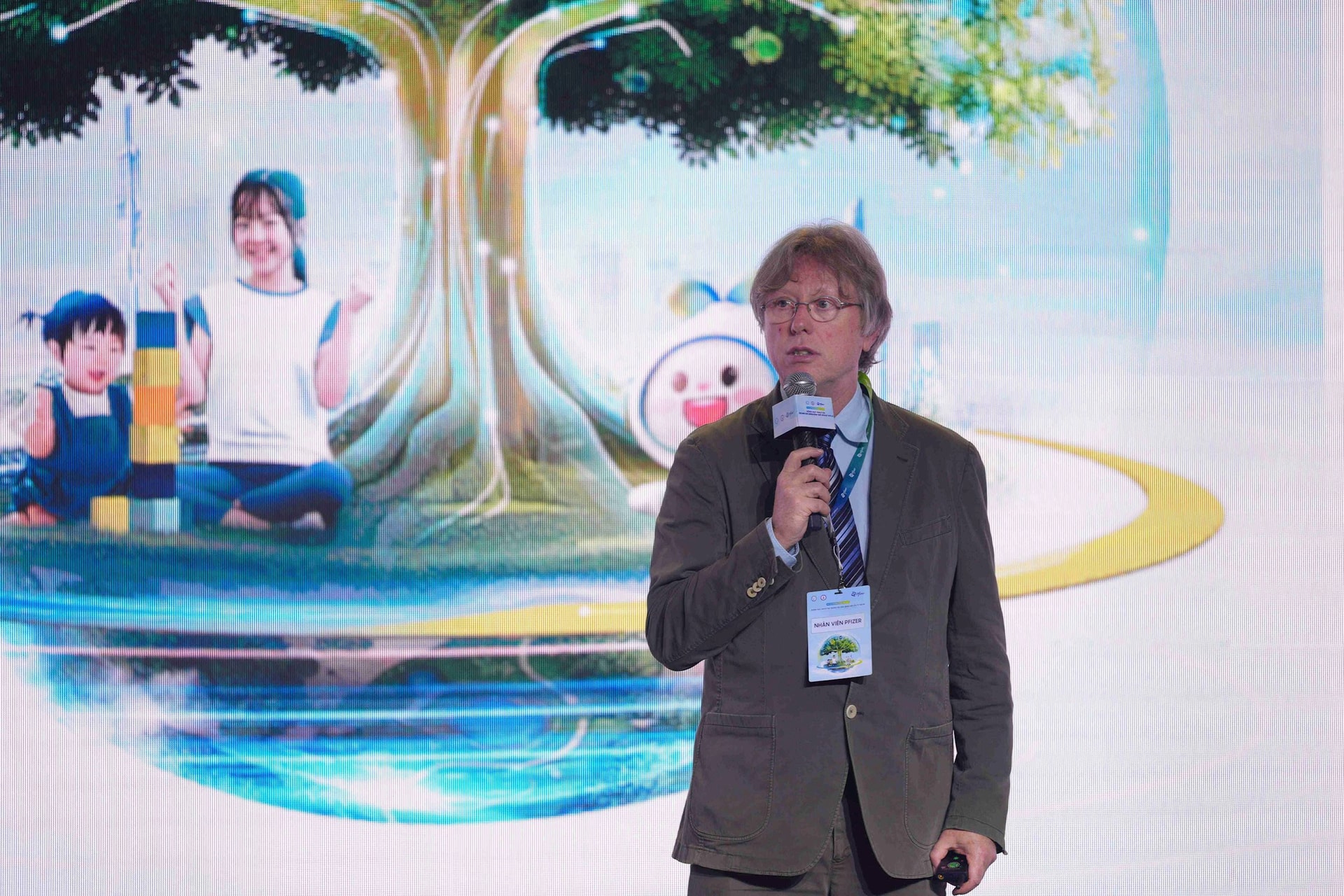 tien-si-mark-fletcher-giam-doc-cap-cao-bo-phan-y-khoa-nghien-cuu-va-phat-trien-vac-xin-pfizer-phat-bieu-tai-hoi-thao_-2-.jpg