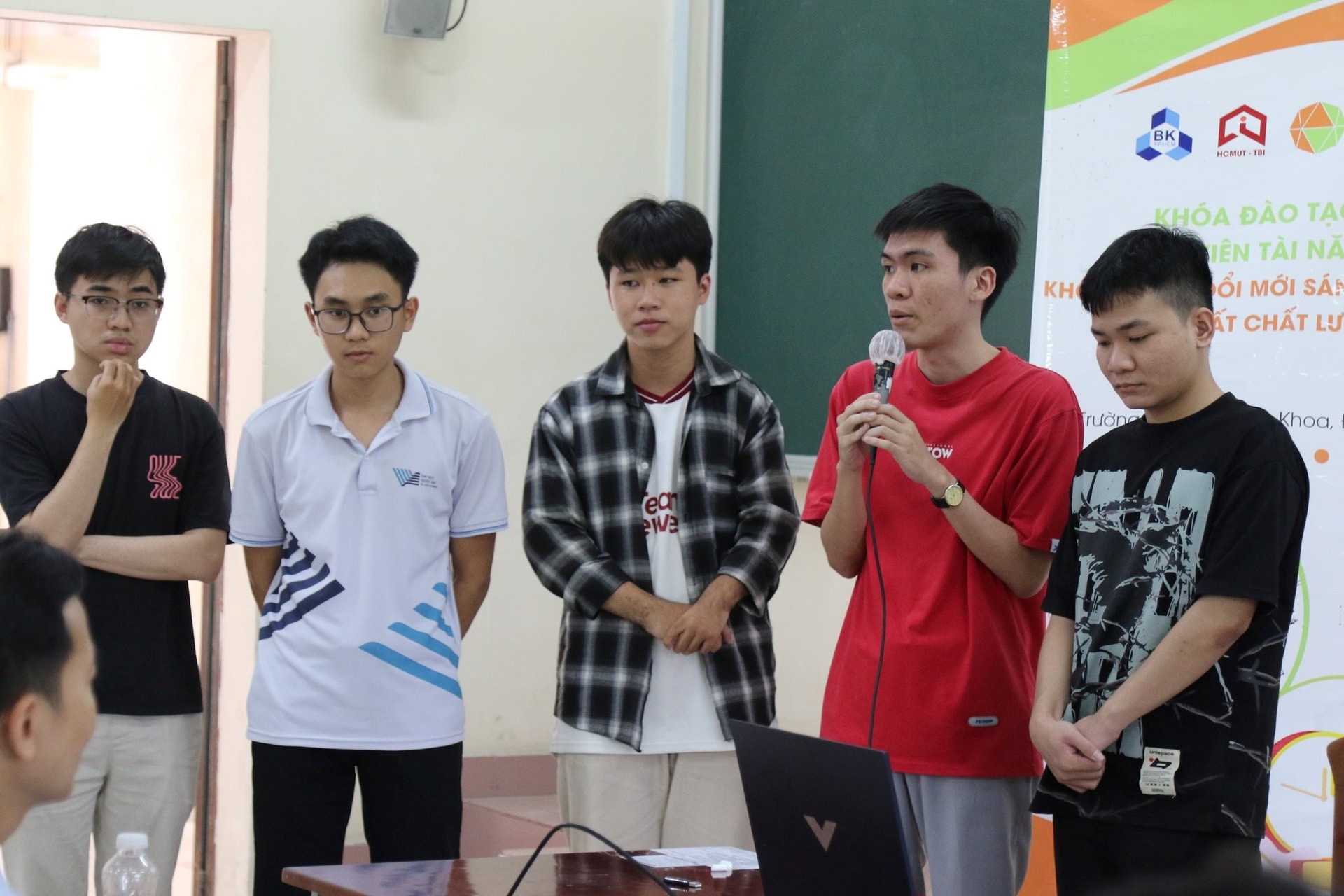 hinh-4-sinh-vien-thuyet-trinh-tai-buoi-hoc-doi-moi-sang-tao.jpg