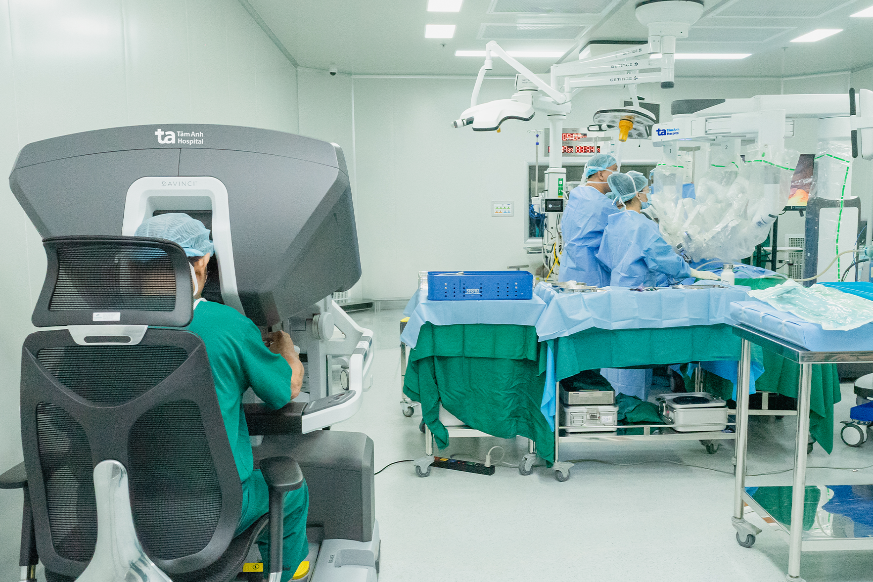 5-pgs.ts.bs-vu-le-chuyen-giam-doc-trung-tam-tiet-nieu-than-hoc-nam-khoa-benh-vien-da-khoa-tam-anh-tp.hcm-thuc-hien-ca-phau-thuat-tiet-nieu-nho-su-ho-tro-cua-robot-da-vinci-xi.png