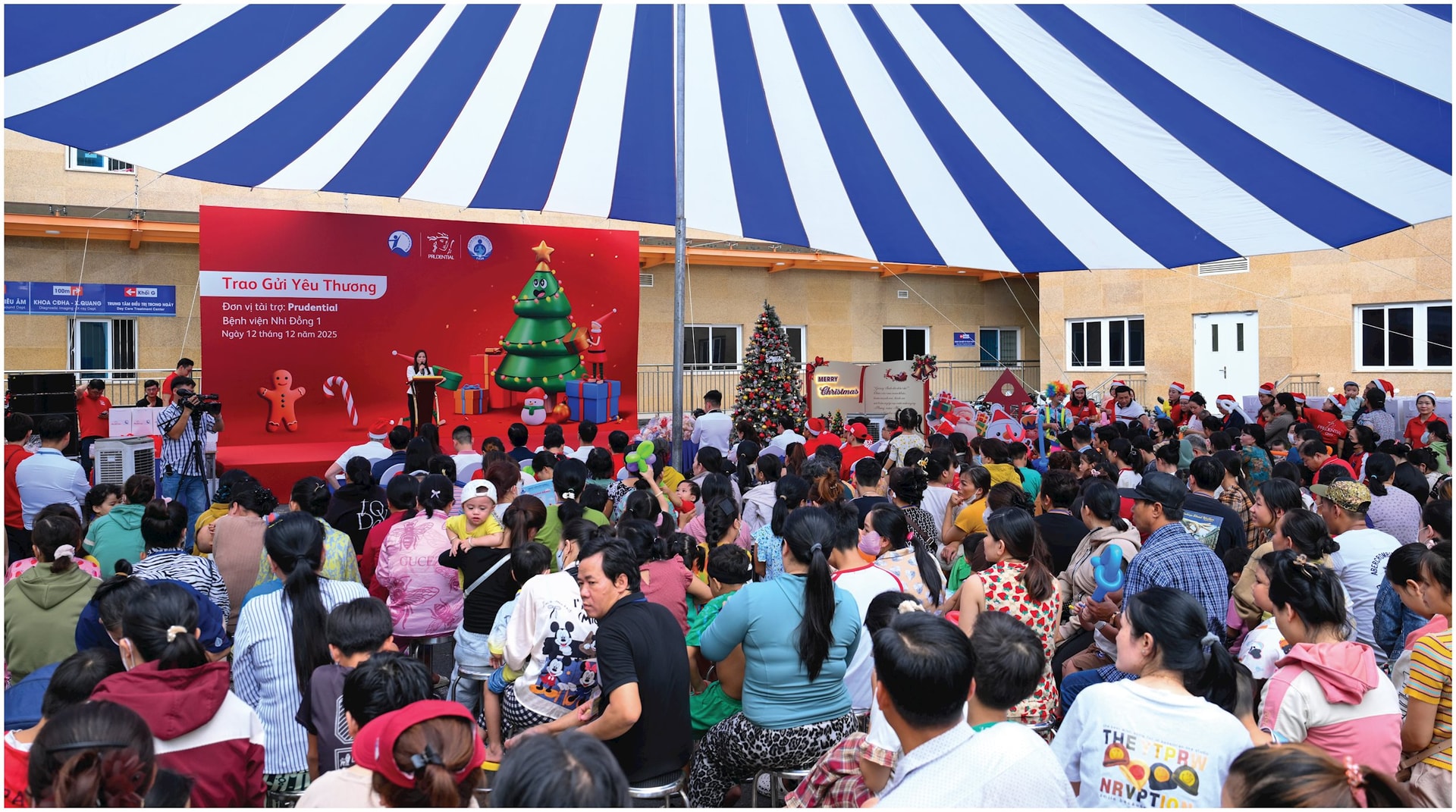 chuong-trinh-trao-gui-yeu-thuong-mua-giang-sinh-cho-cac-benh-nhi-vua-duoc-to-chuc-tai-benh-vien-nhi-dong-1-tphcm-chieu-12_12-anh-prudential-viet-nam.jpeg