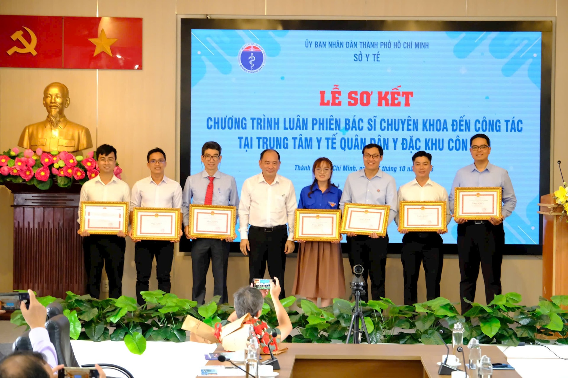 pgs.ts.bs-tang-chi-thuong-giam-doc-so-y-te-tp.hcm-trao-bang-khen-cua-chu-tich-ubnd-thanh-pho-den-cac-bac-si-tham-gia-chuong-trinh-luan-phien-cong-tac-tai-con-dao-dot-1.jpg