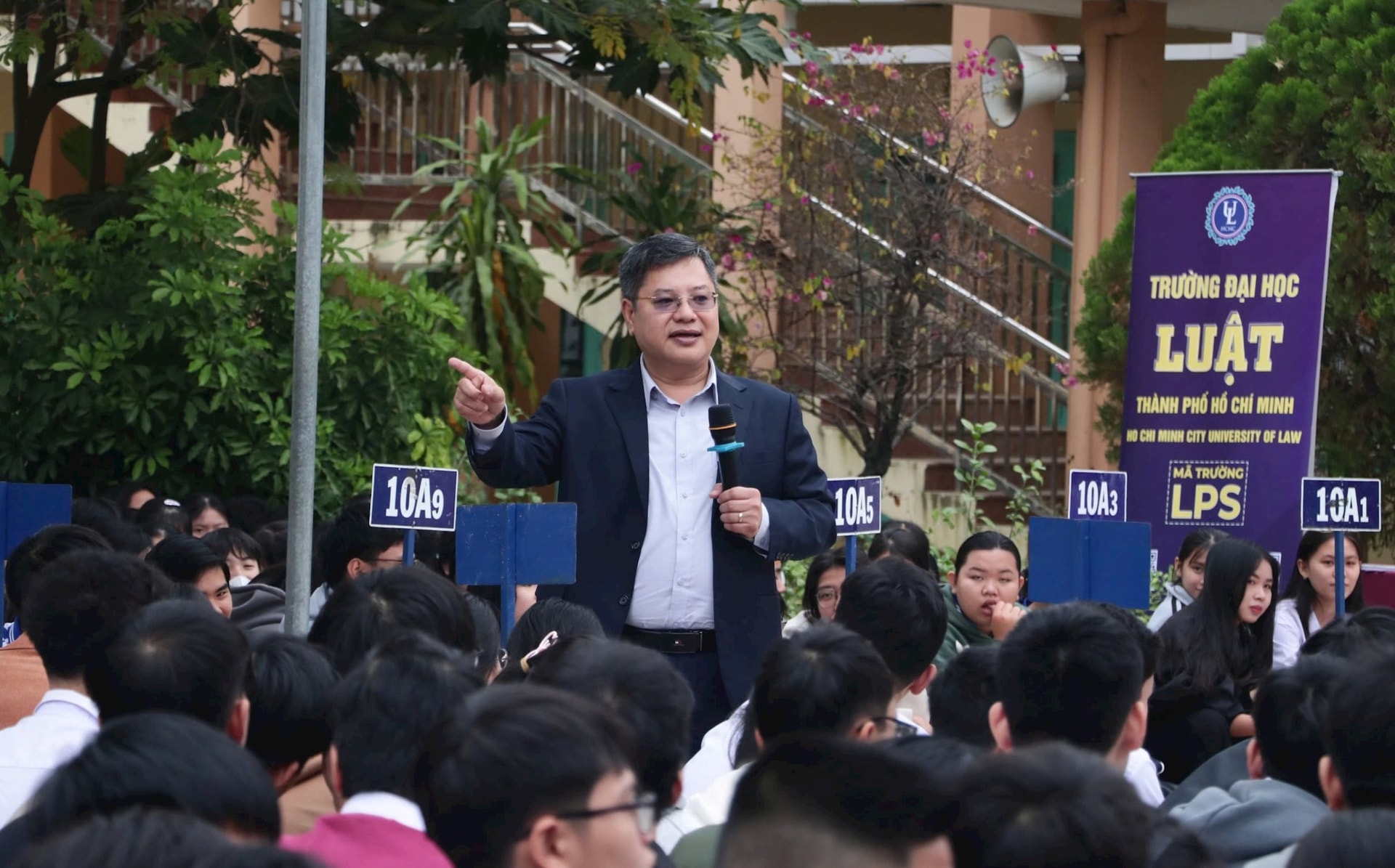 Trường Đại học Luật TP.HCM tư vấn pháp luật và hướng nghiệp cho học sinh Khánh Hòa - khoahocphothong.vn