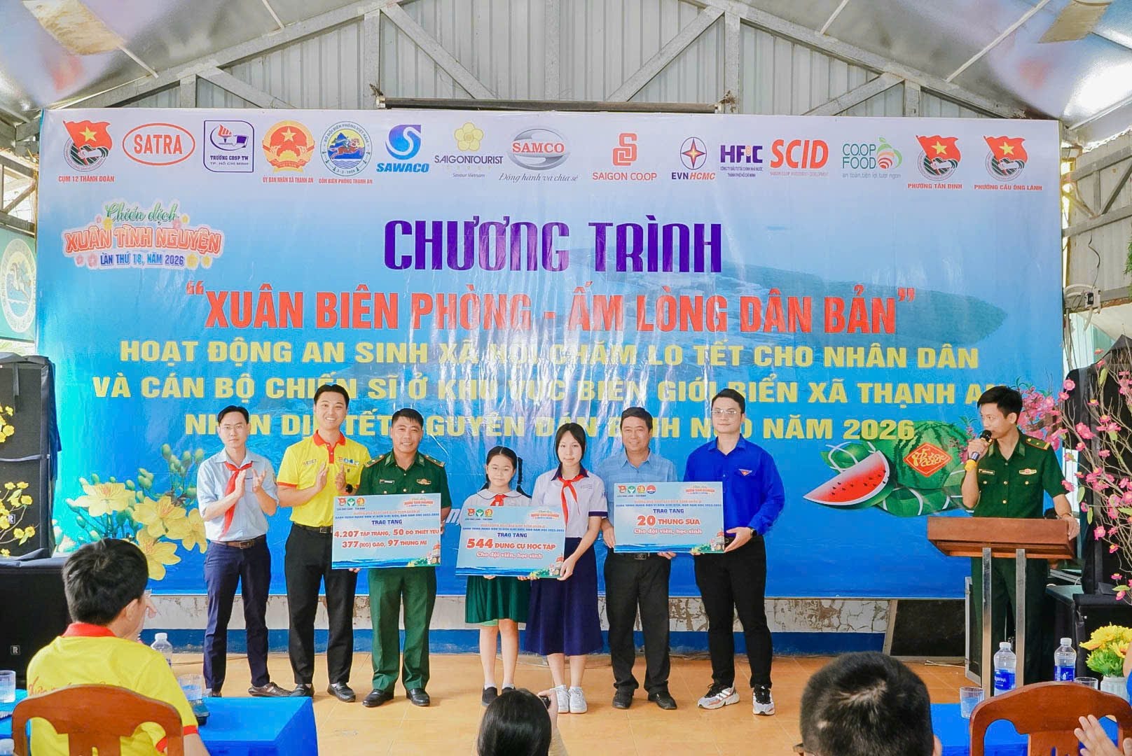 anh-2-doan-phuong-cau-ong-lanh-va-tan-dinh-trao-tang-qua-nhu-yeu-pham-cho-cbcs-va-hoc-sinh-tren-dia-ban.jpg