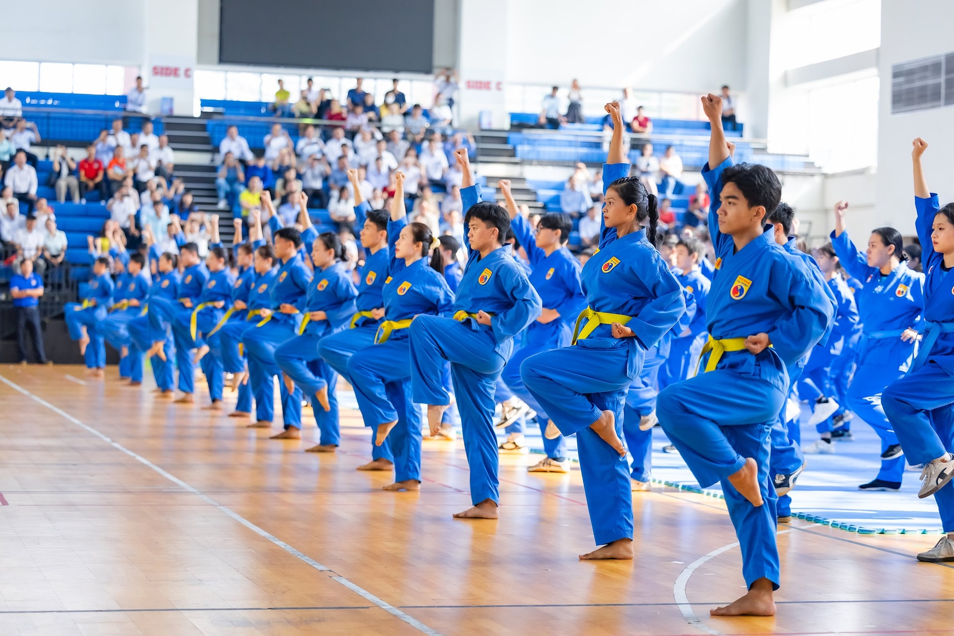 chuong-trinh-dong-dien-vovinam-cua-200-em-hoc-sinh-truong-thcs-ban-co-va-dai-dien-cac-van-dong-vien-thuoc-lien-doan-vovinam-thanh-pho-ho-chi-minh.jpg